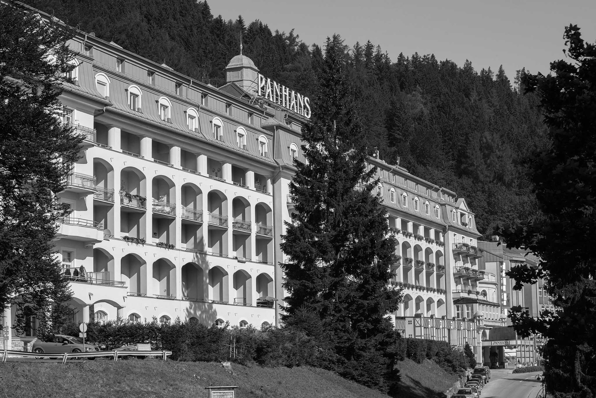 Panhans Semmering Zeitweise war es eines der größten Hotels in Europa. 1888 er-öffnete das erste Haus, bis zum Ersten Weltkrieg wuchs es durch mehrere Umbauten auf gigantische Größe. Die Glanzzeit voller Prominenz hielt noch bis in die 20er-Jahre an, danach begannen unruhige Zeiten. Dank Renovierungen zeigt sich der Palast jedoch in baulich gutem Zustand. Zuletzt erwarb ein ukrainisches Konsortium das »Panhans«, im Winter 2020/21 soll es wieder aufsperren. grand-panhans.lower-austria-hotels.com