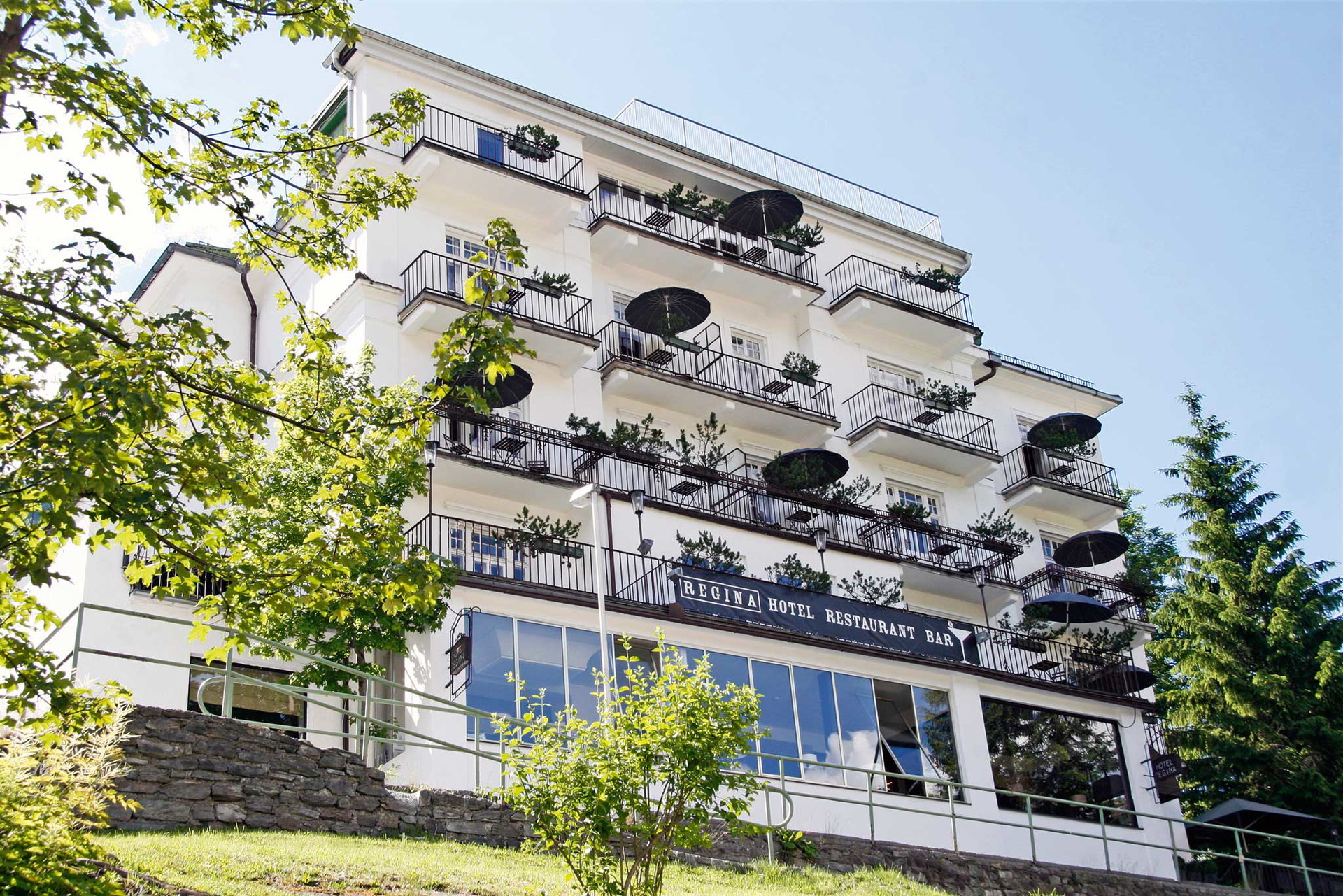 Das Regina&nbsp; Klein, charmant und individuell, wird das »Regina« seit zehn Jahren von Gastein-Mit-Wiederentdecker Olaf Krohne geführt. Das kleine Jahrhundertwende-Schmuckstück ist heute ein lässig-urbaner Treffpunkt mitten im Ort, inklusive kleinem Kino und kleinem Spa. Wer will, kann an der Bar Bad Gastein ganz auf persönlicher Ebene kennenlernen, man darf sich aber auch ganz faul ins Zimmer zurückziehen und vom Südhang in die Berge schauen. dasregina.com