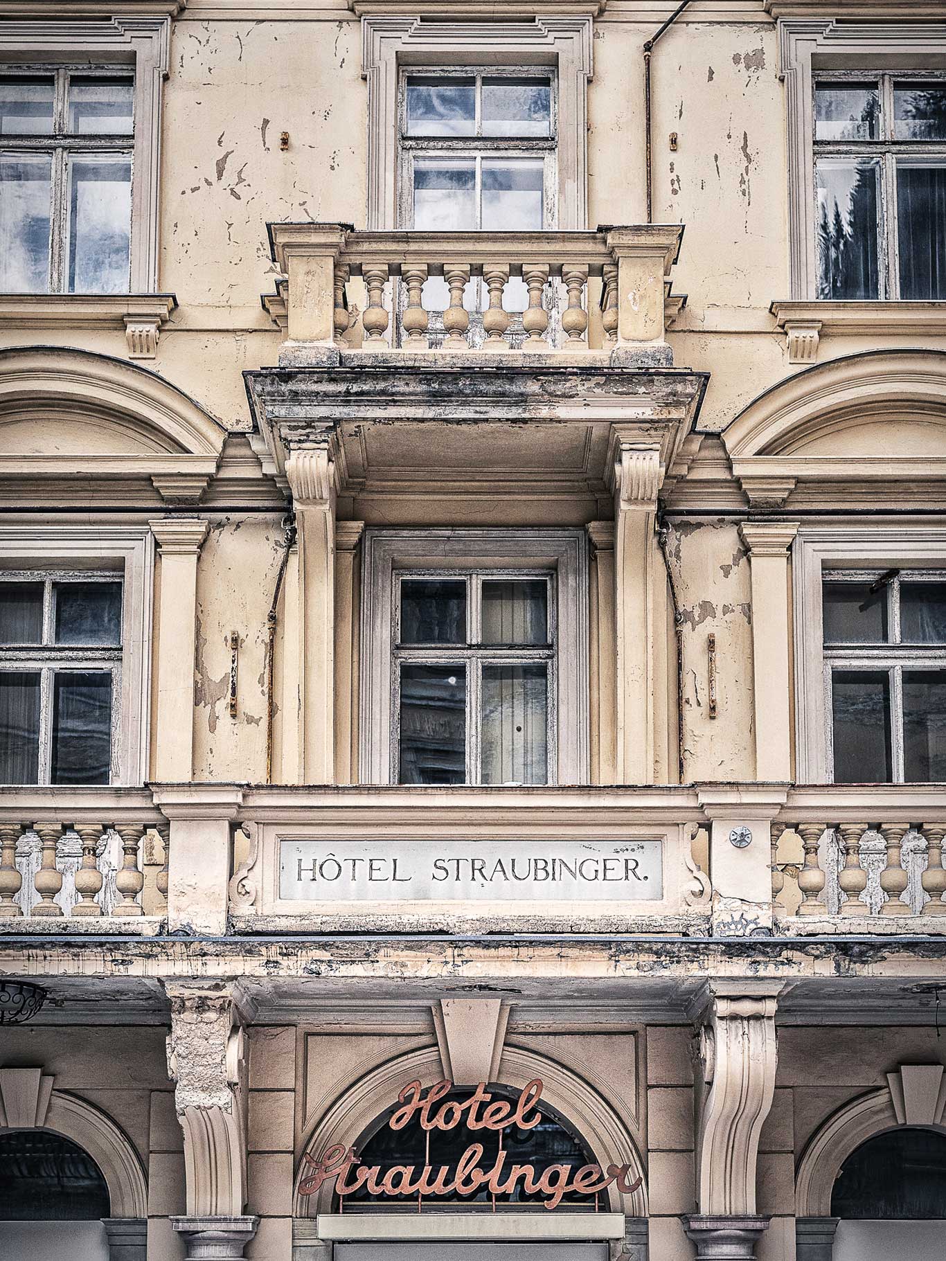 Hotel Straubinger&nbsp; Früher stiegen hier Franz Joseph und Sisi ab, der europäische Hochadel weilte gern inkognito im ersten Haus am Platz und tuschelte im Séparée. Nach langem Dornröschenschlaf wird das dramatisch am Wasserfall gelegene Haus gerade wieder-erweckt. Die Patina soll dabei auf keinen Fall ganz verschwinden. Man darf sich das Fünf-Sterne-Ergebnis als eine Mischung aus Wes-Anderson-Film und Ringstraße vorstellen.bwm.at