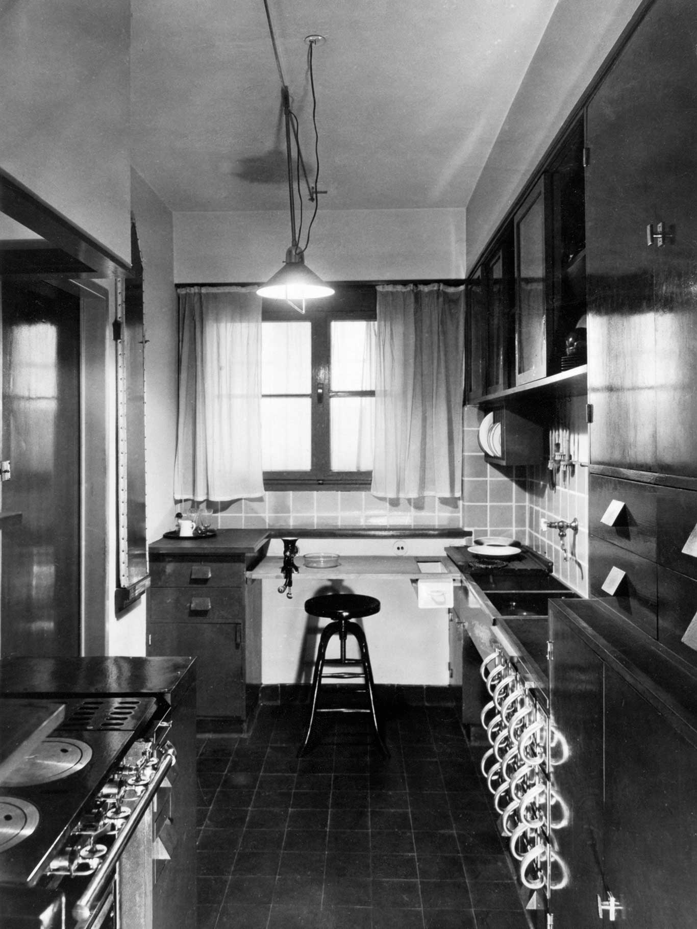 Die Frankfurter Küche aus dem Jahr 1926 wurde von der Wiener Architektin Margarete Schütte-Lihotzky ausgearbeitet.&nbsp;