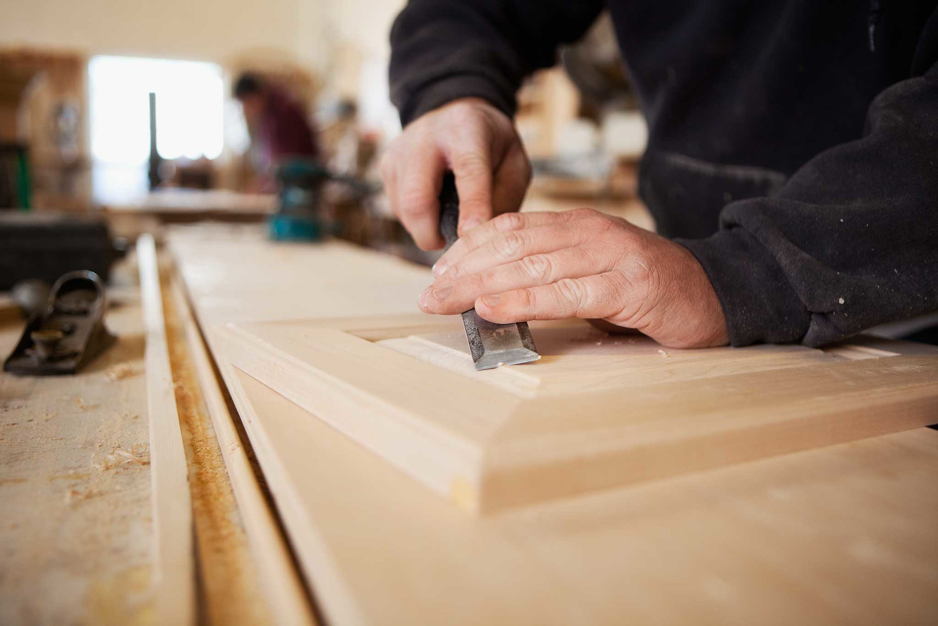 Oberflächen aus Kunststoff verschwinden allmählich aus unseren Küchen. Stattdessen greift man wieder zu qualitativ hochwertigem Holz.