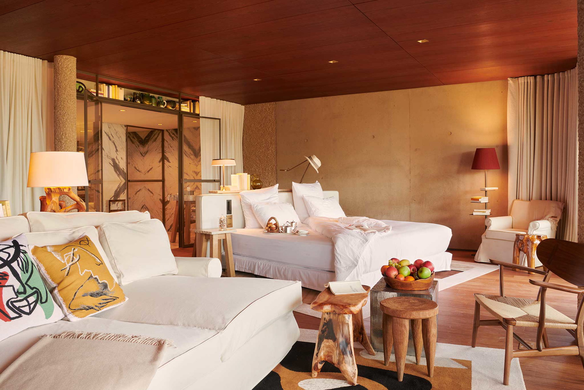 In den 36 Zimmern und zwei Suiten spielte Starck mit modernen und antiken Elementen. Dabei setzt er auf natürliche Materialien und Flair. Leuchten von Flos runden das Interior ab.&nbsp;