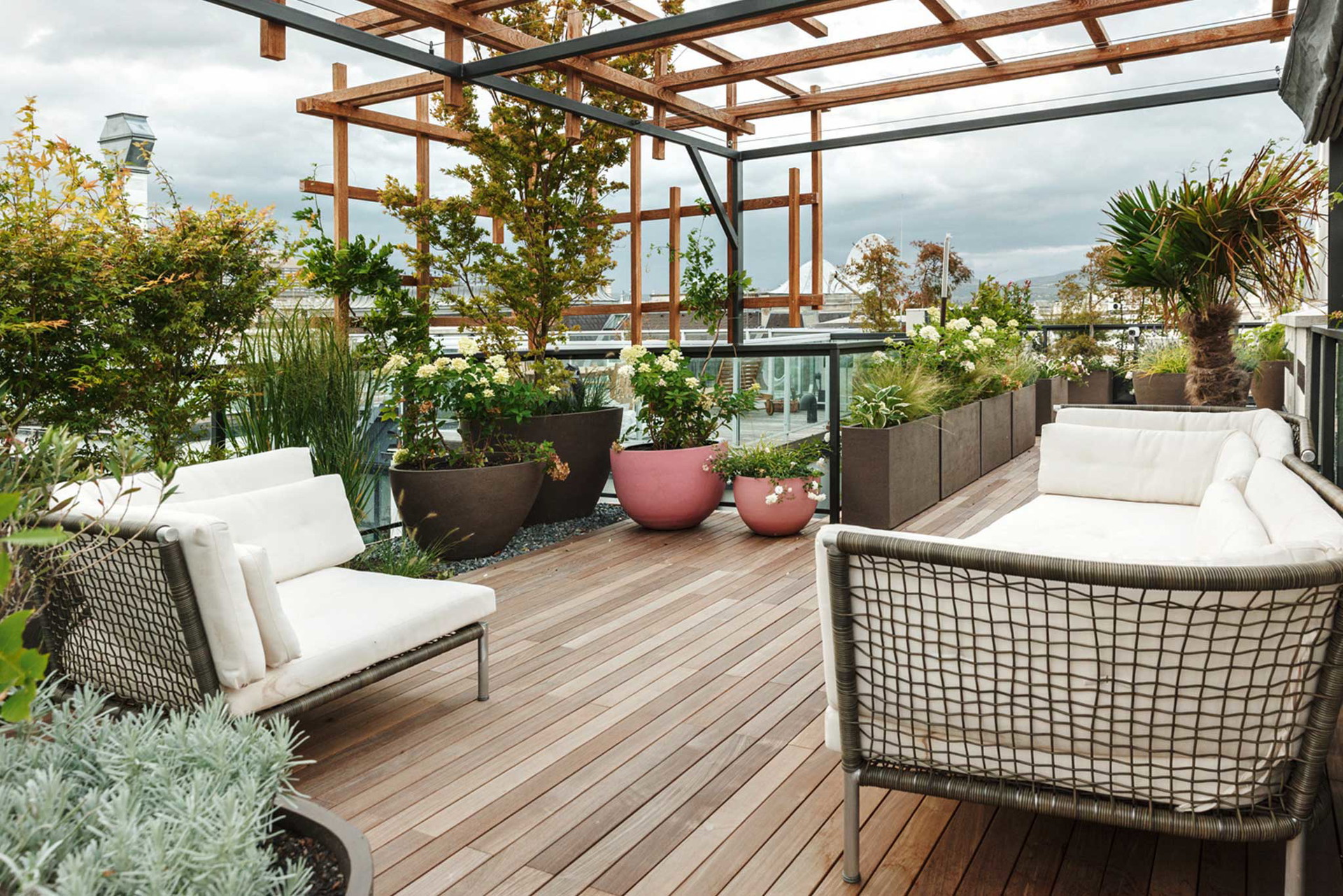 Auf der Dachterrasse am Schlickplatz kamen Korb, Holz, Stein, Keramik und Stahl im Industrial Look zum Einsatz. kramerundkramer.at