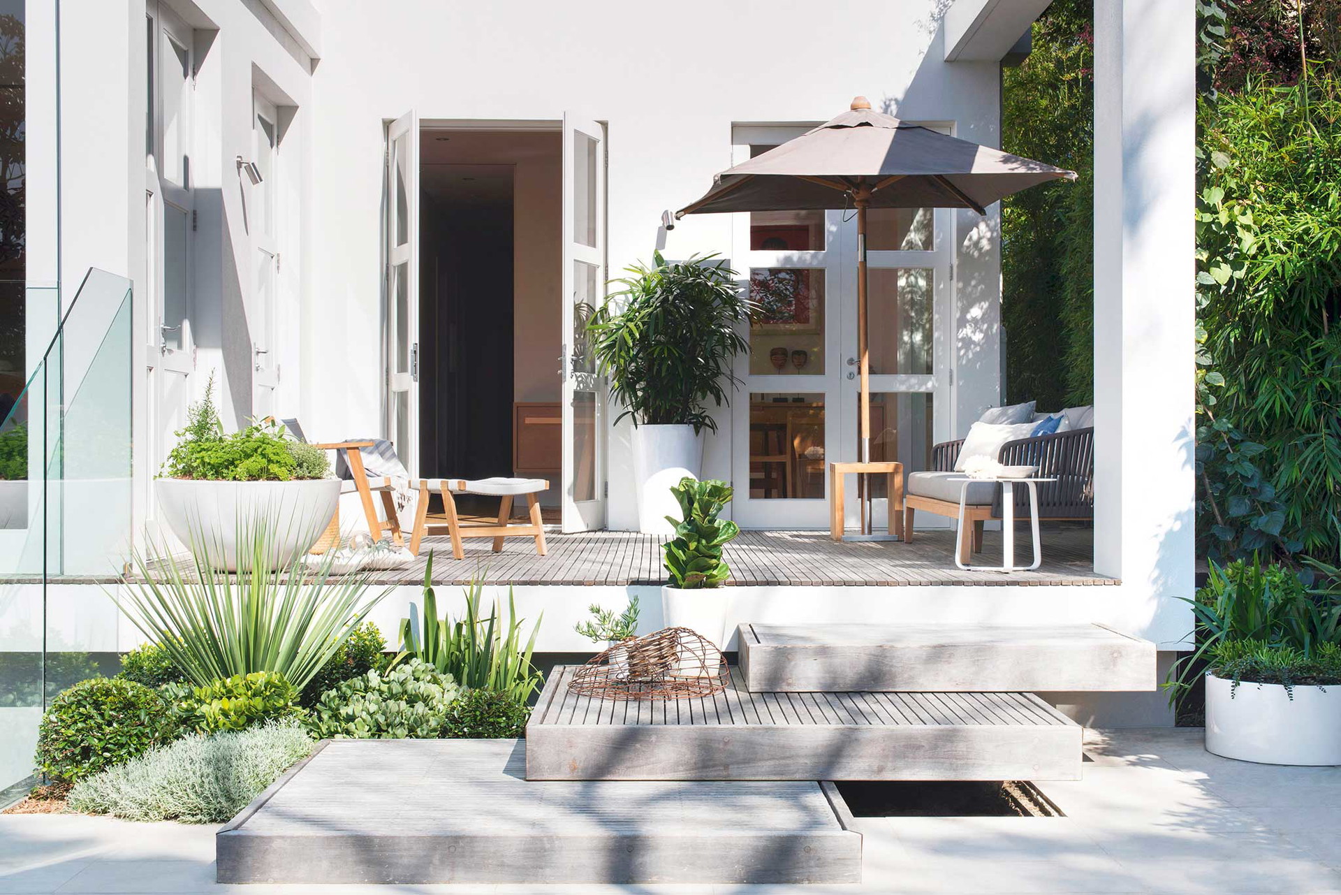 Das Haus des Fußballers Marc Janko liegt an einem Geländesprung. Die&nbsp;Topografie eignet sich gut, um die&nbsp;Terrasse teilweise zu verschatten. wunschhaus.at
