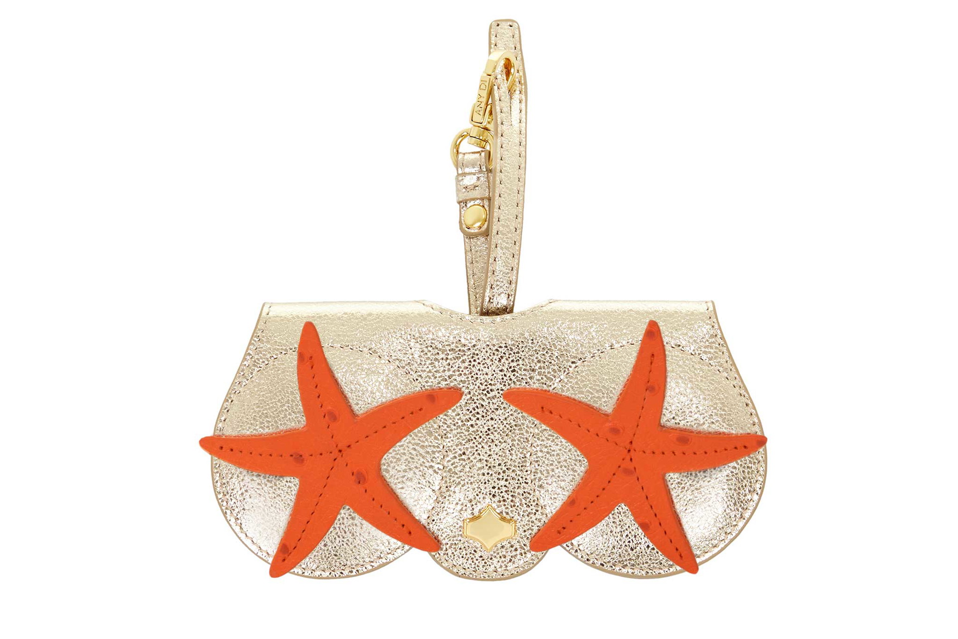 SunCover Sea Star&nbsp; Vom Sommer und Meer inspiriert, verpasst das SunCover Sea Star jedem Outfit den perfekten Beach-Look und ist garantiert ein Eyecatcher! Mit dem praktischen Lederhänger lässt es sich easy an jede beliebige Tasche oder an einem Gürtel befestigen, sodass deine Sonnenbrille immer griffbereit ist. Sicher verstaut, schützen weiche Mikrofaser-Pads die Brillengläser vor Kratzern, Sand und Staub. Die hochwertige Verarbeitung des feinen Leders kombiniert mit der goldplattierten Hardware sorgen für ein luxuriöses Finish.&nbsp;any-di.com