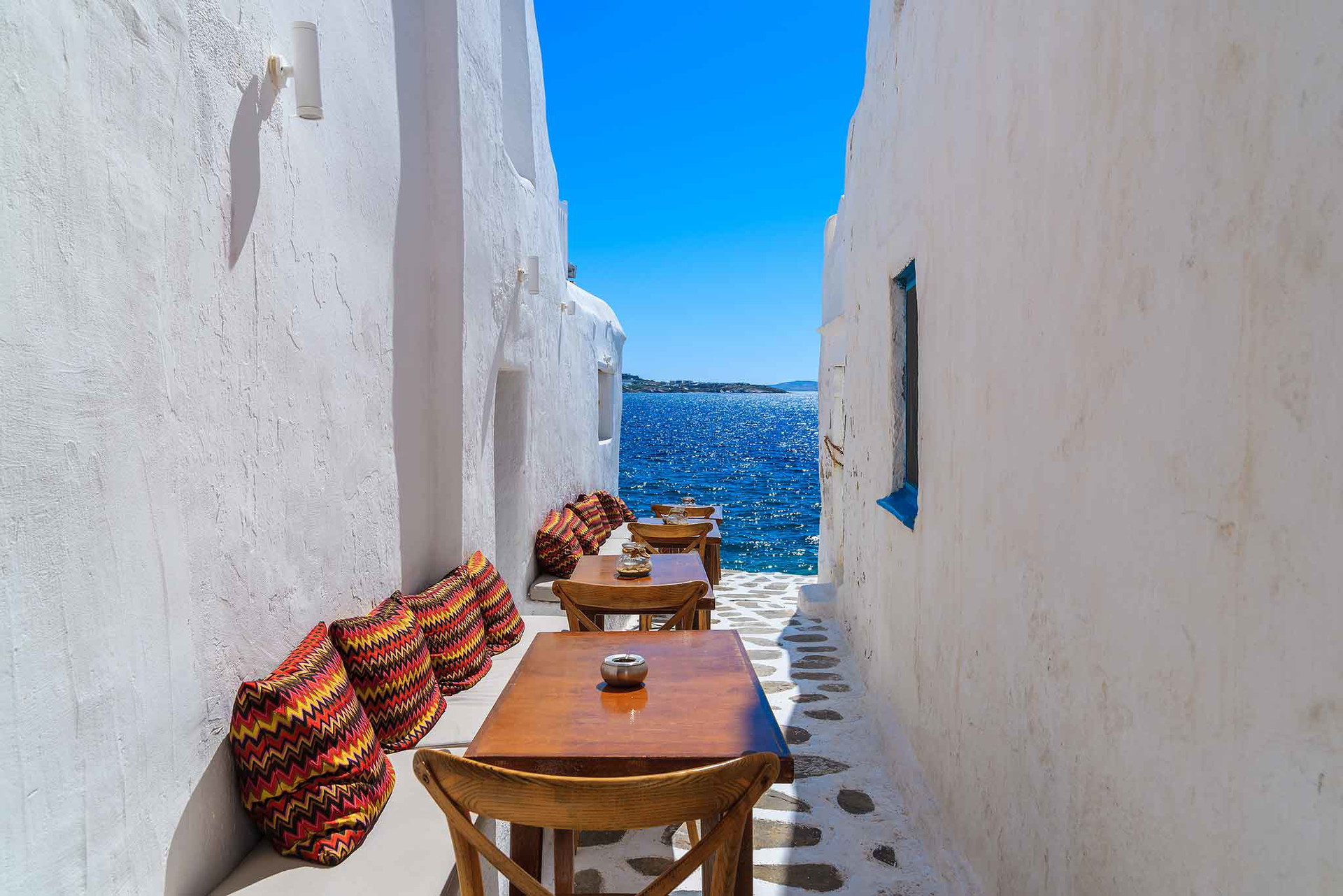 Versteckte Sitzbänke auf Mykonos.