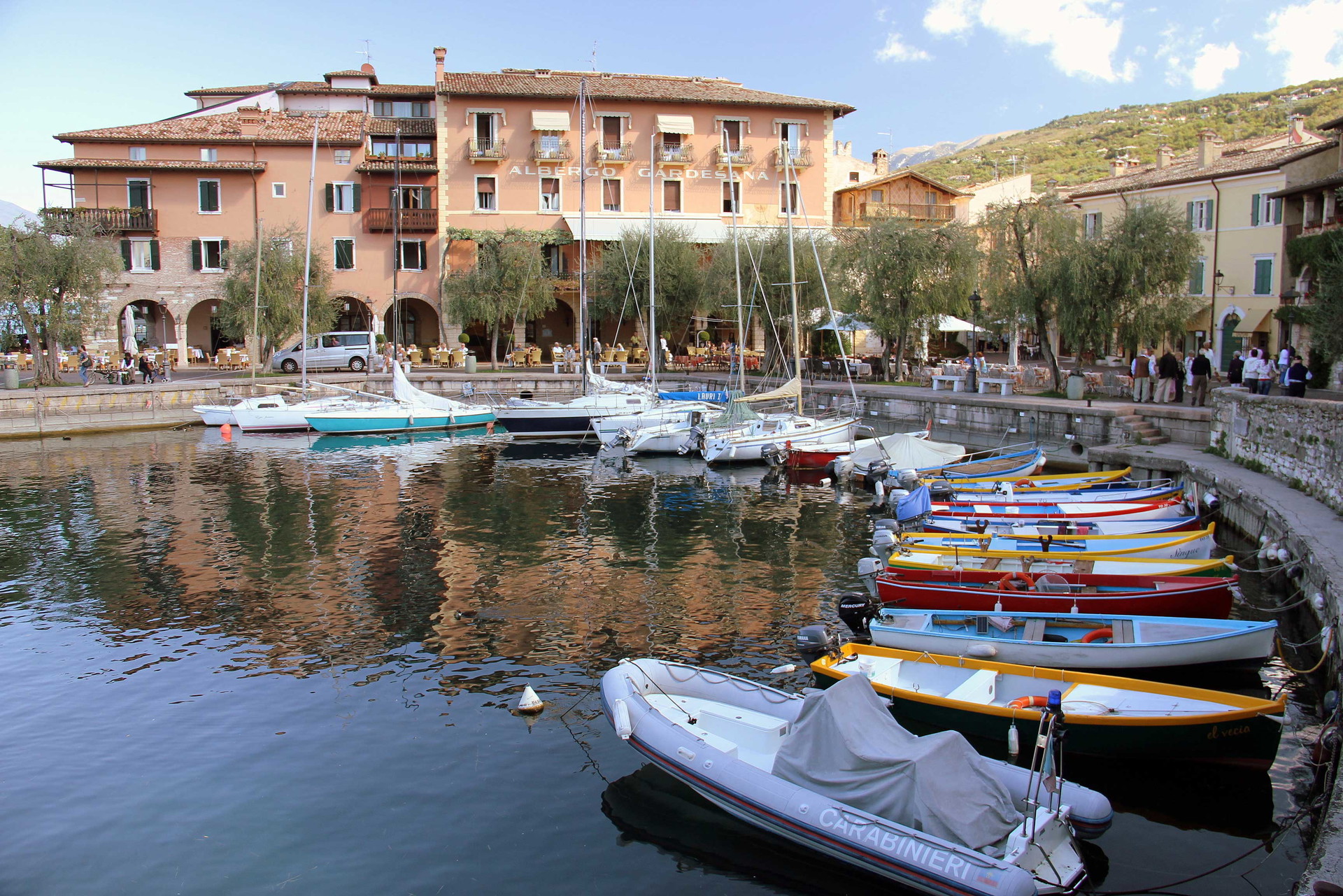 Der bunte Hafen von Torri del Benaco.&nbsp;