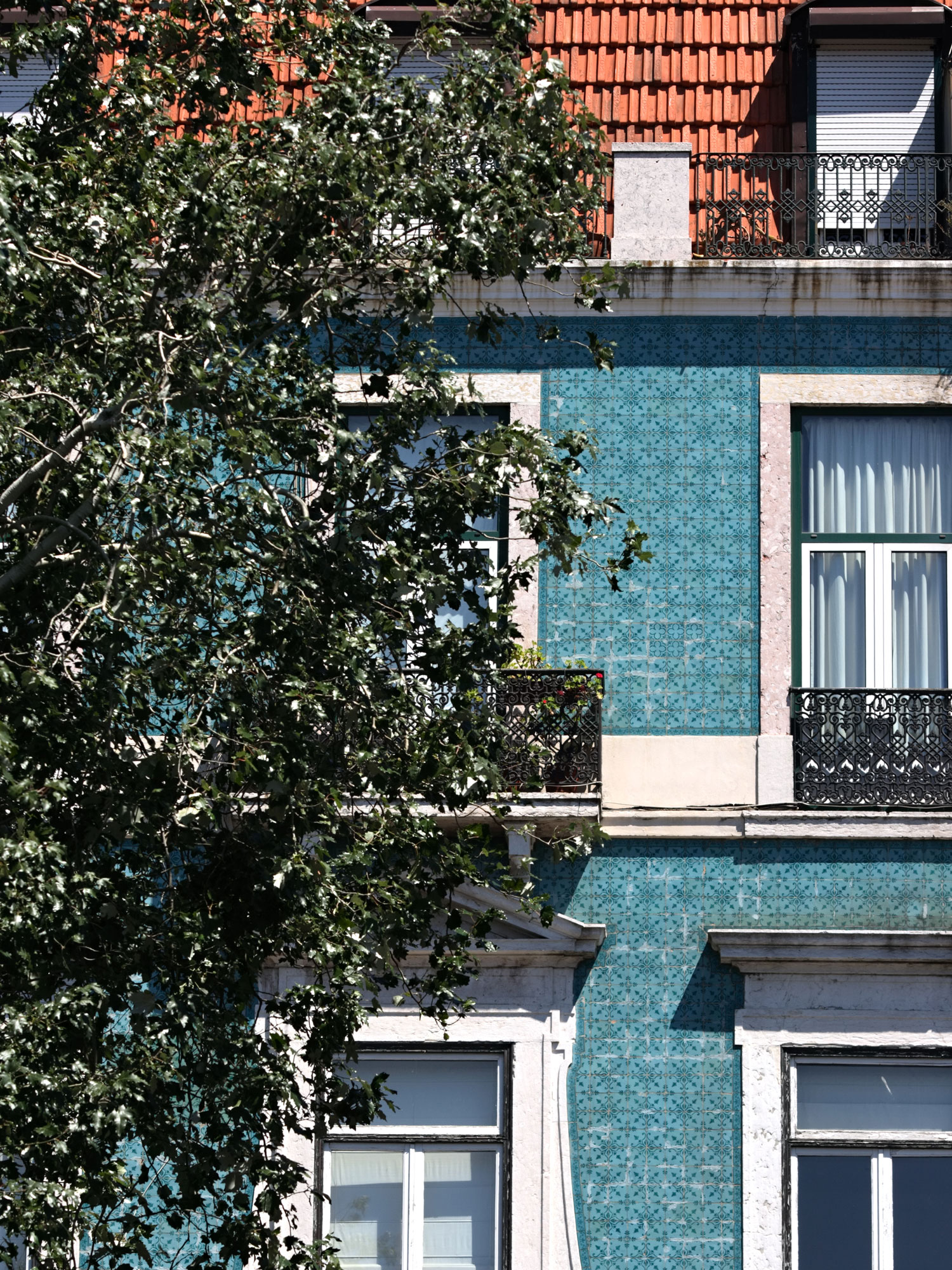 Das Stadtbild von Lissabon wird geprägt von bunten Häusern.