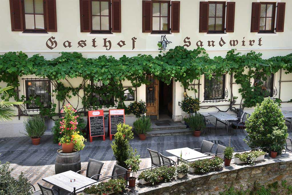 Gasthof Sandwirt, Maria Saal: »Mit dem Wirt und dem Pfarrer an warmen Sommerabenden auf dem Platz vor dem Dom &nbsp;sitzen, den Blick über das fantastische Gebäude-Ensemble streifen lassen, gutes Essen, guter Wein – unbezahlbar! Und das direkt vor meiner zweiten Haustür!«