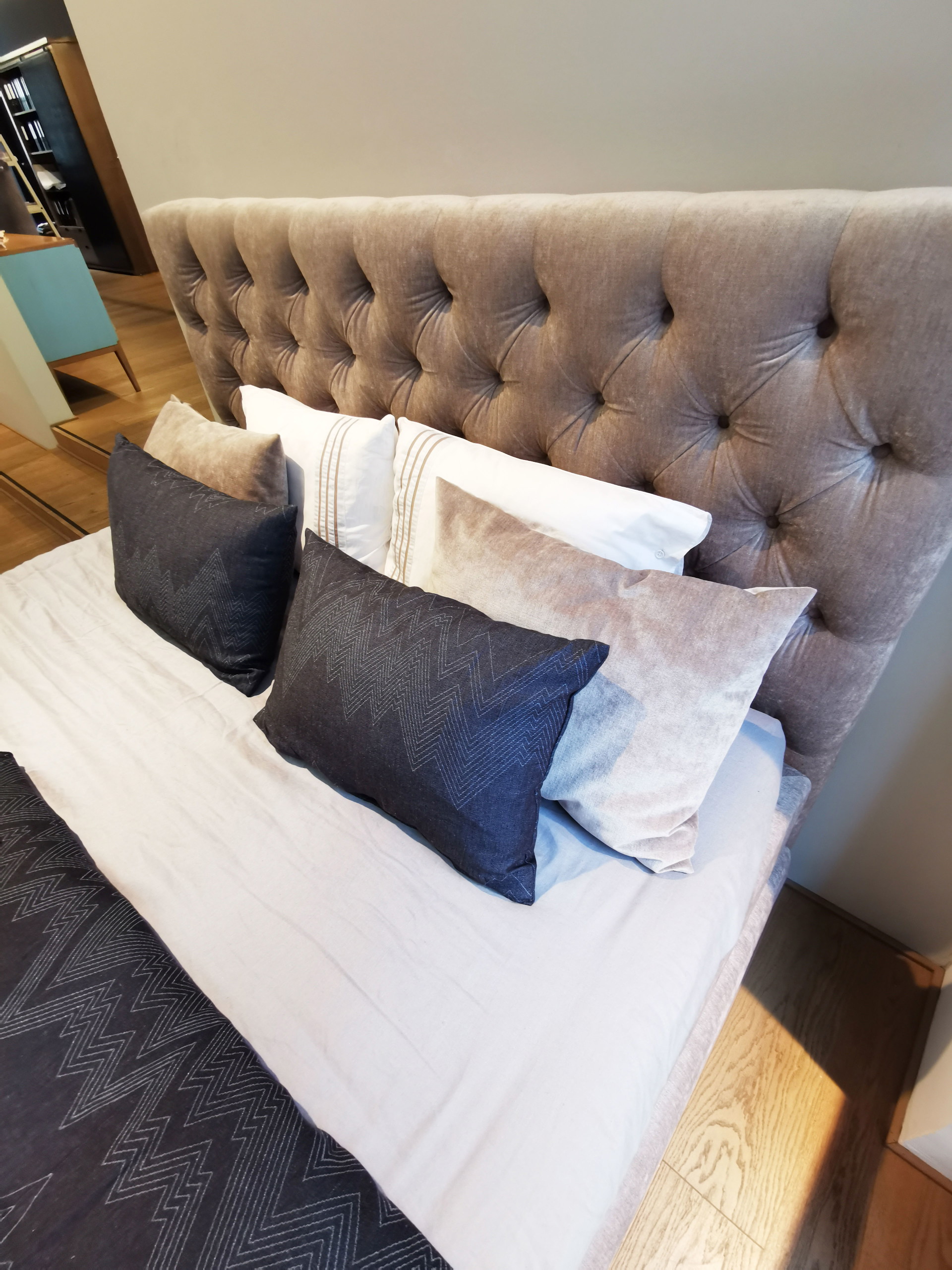Auf dem »Roche Bobois«&nbsp;Boxspringbett liegt die blaue Bettwäsche von »Gretel«. Sie kombiniert feinste Naturqualität mit hervorragendem Design.