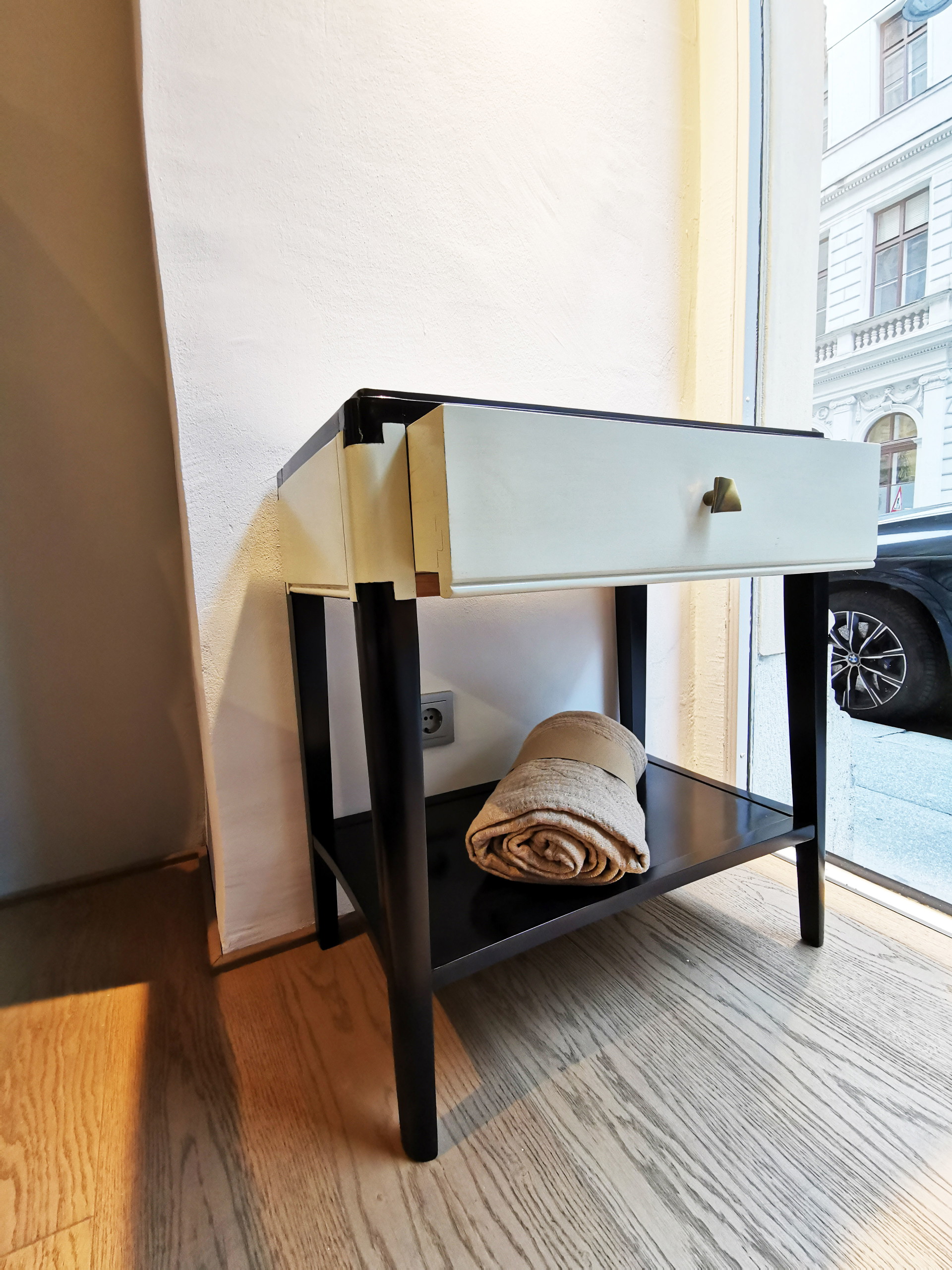 Auf dem »Roche Bobois«&nbsp;Boxspringbett liegt die blaue Bettwäsche von »Gretel«. Sie kombiniert feinste Naturqualität mit hervorragendem Design.