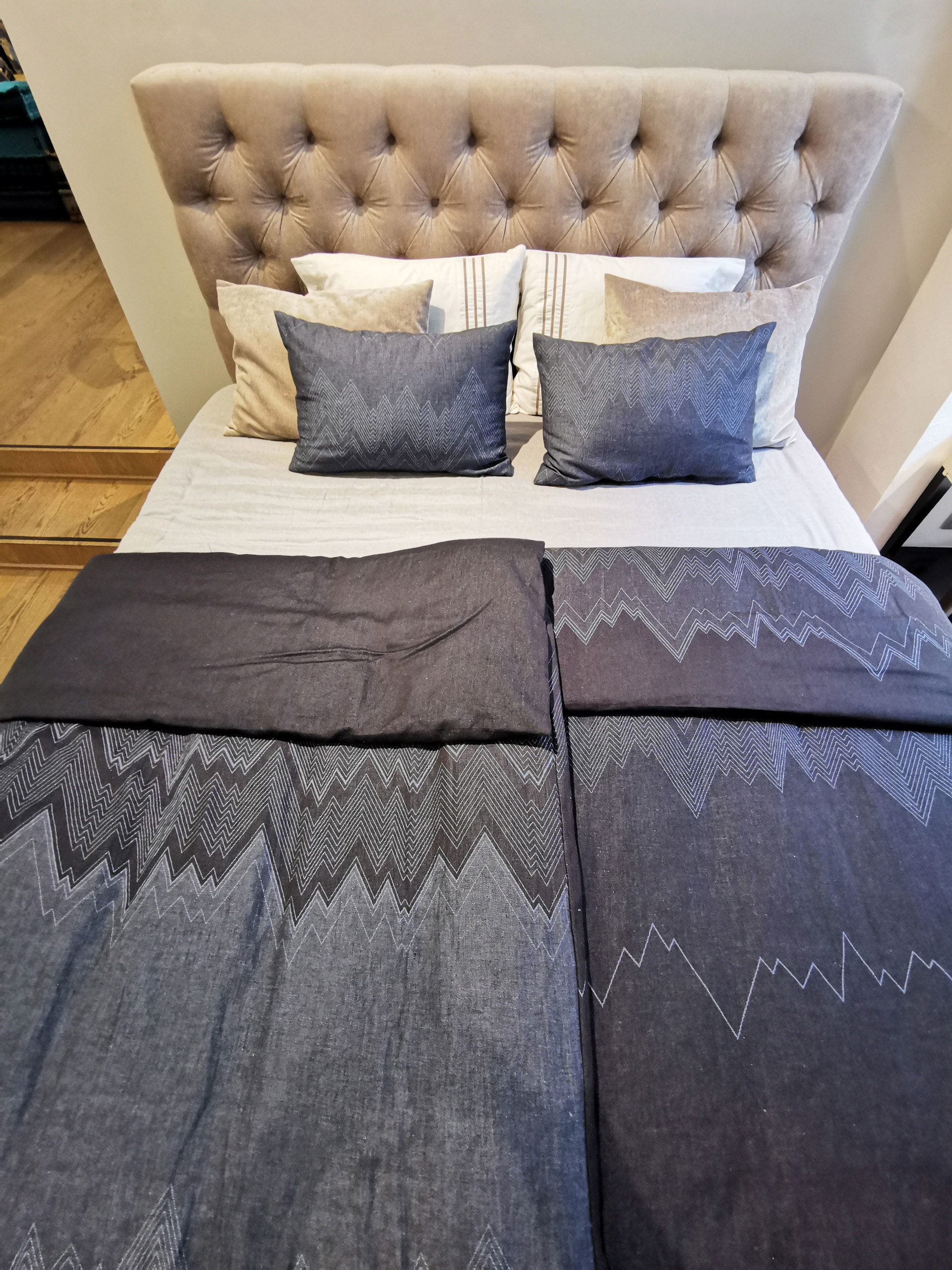 Auf dem »Roche Bobois«&nbsp;Boxspringbett liegt die blaue Bettwäsche von »Gretel«. Sie kombiniert feinste Naturqualität mit hervorragendem Design.