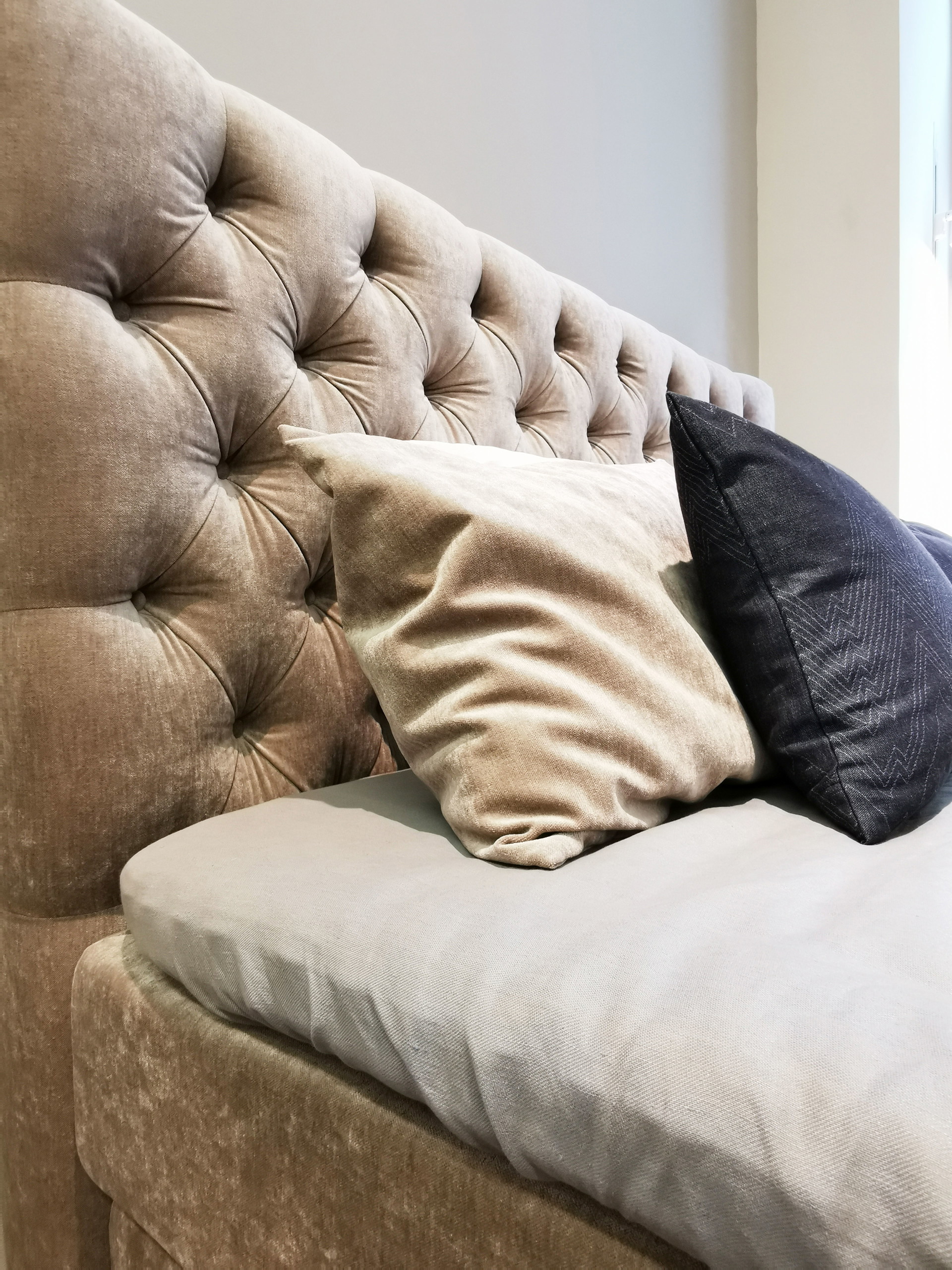 Auf dem »Roche Bobois«&nbsp;Boxspringbett liegt die blaue Bettwäsche von »Gretel«. Sie kombiniert feinste Naturqualität mit hervorragendem Design.