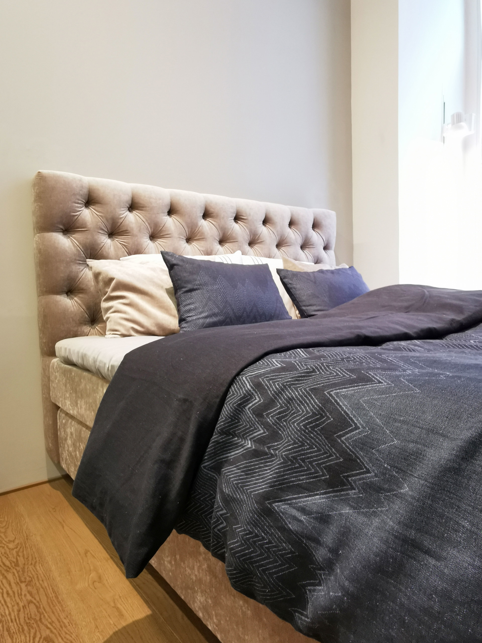 Auf dem »Roche Bobois«&nbsp;Boxspringbett liegt die blaue Bettwäsche von »Gretel«. Sie kombiniert feinste Naturqualität mit hervorragendem Design.