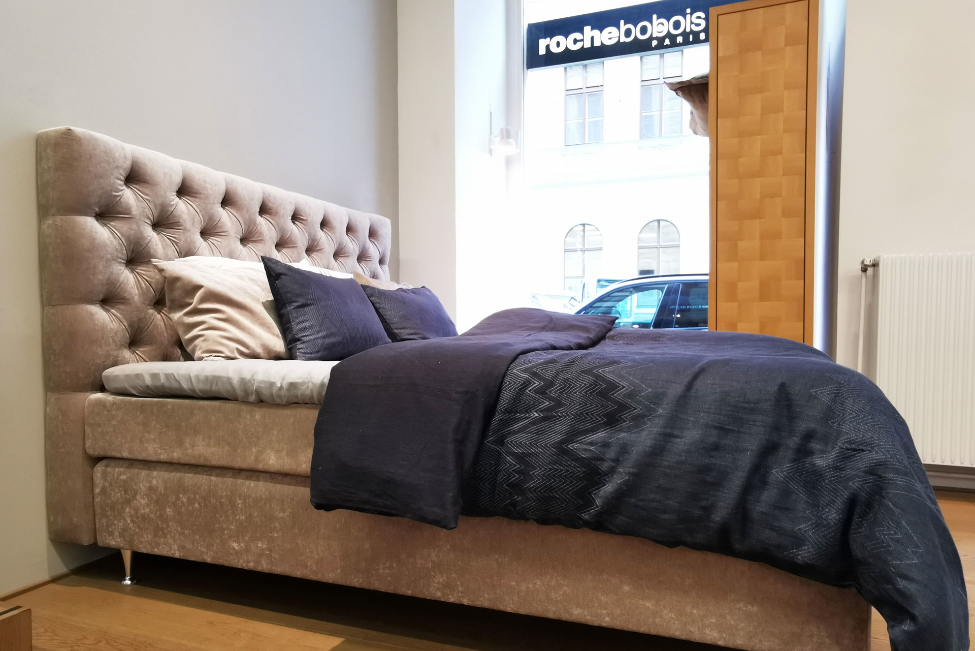 Auf dem »Roche Bobois«&nbsp;Boxspringbett liegt die blaue Bettwäsche von »Gretel«. Sie kombiniert feinste Naturqualität mit hervorragendem Design.