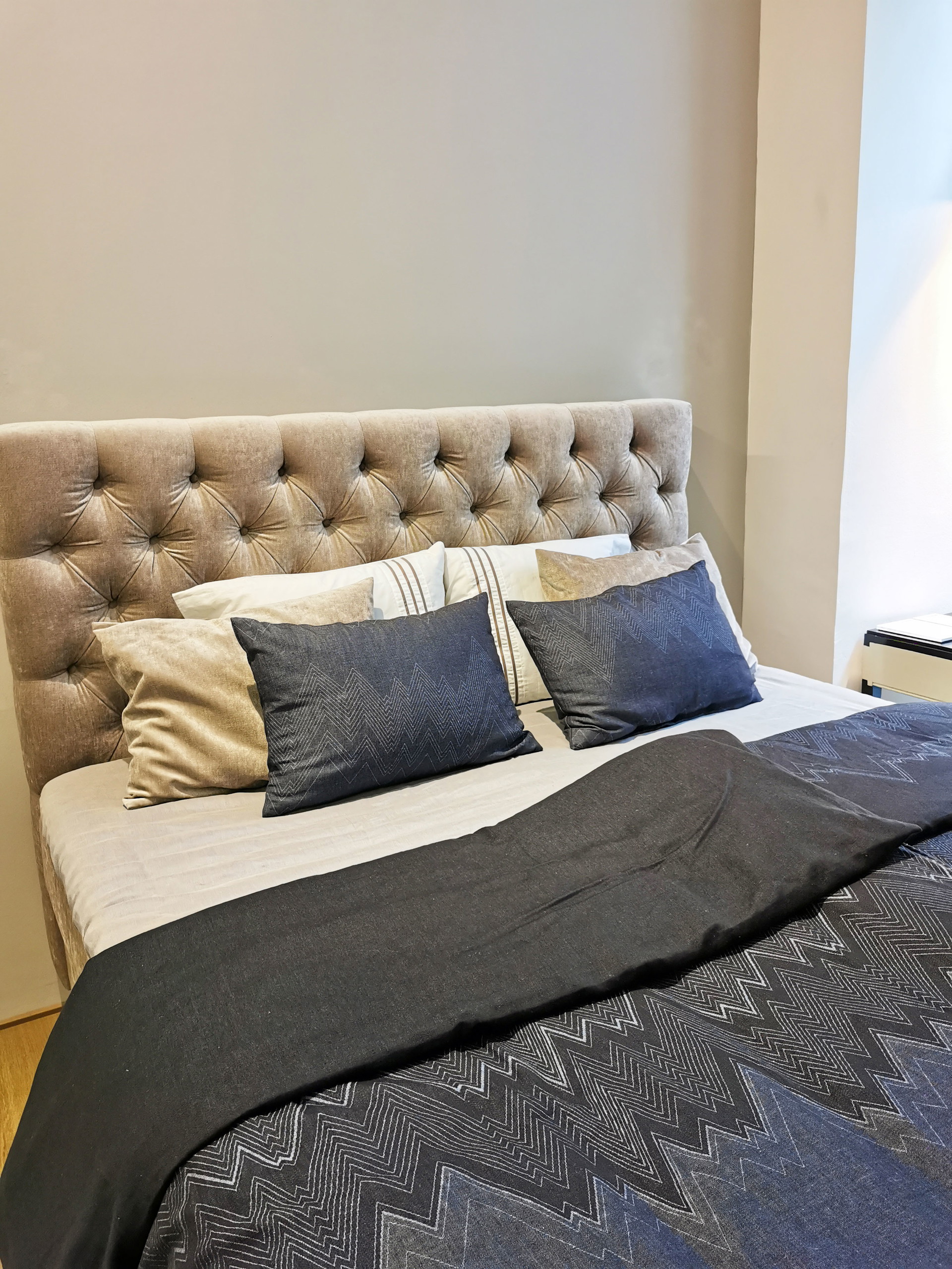 Auf dem »Roche Bobois«&nbsp;Boxspringbett liegt die blaue Bettwäsche von »Gretel«. Sie kombiniert feinste Naturqualität mit hervorragendem Design.