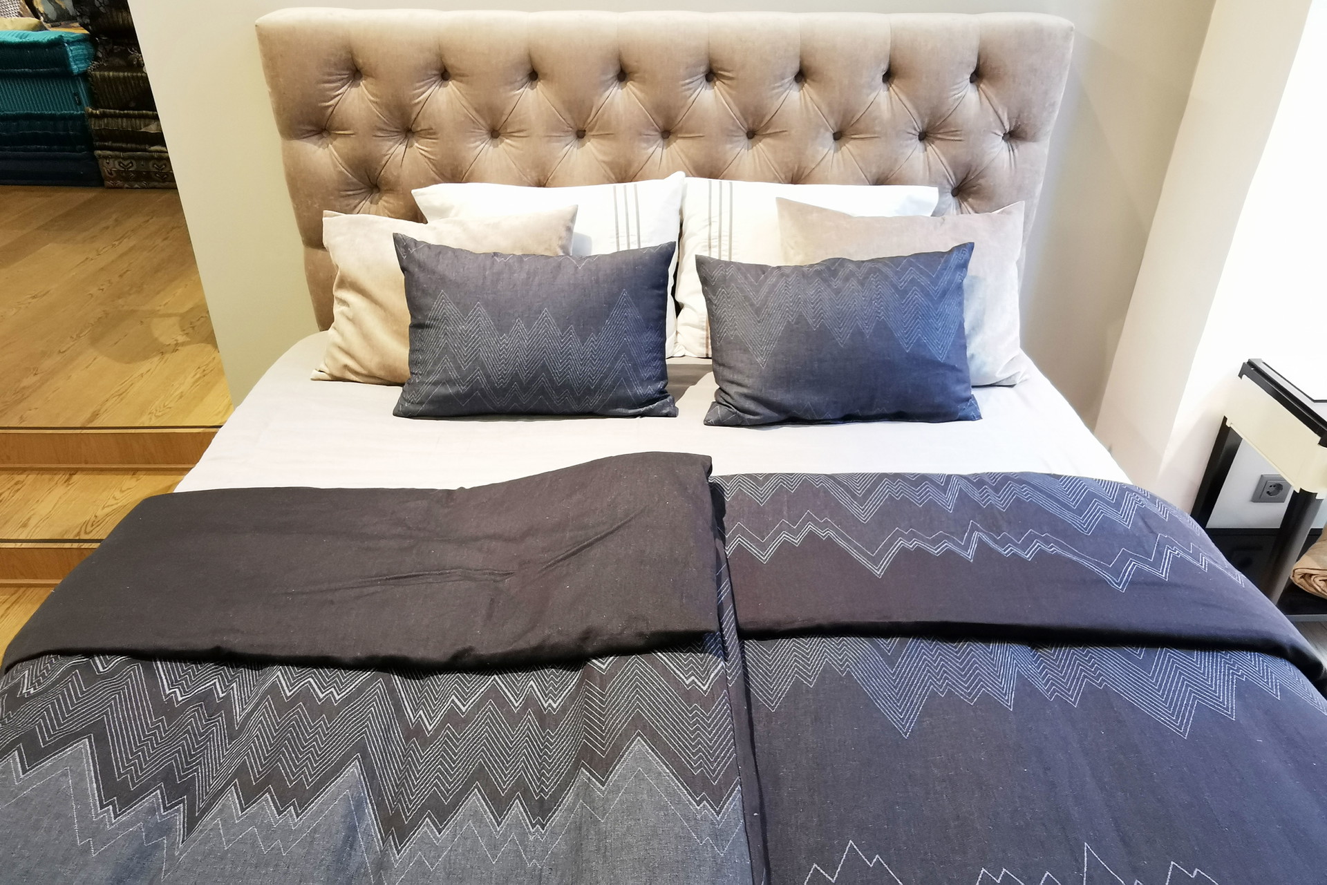 Auf dem »Roche Bobois«&nbsp;Boxspringbett liegt die blaue Bettwäsche von »Gretel«. Sie kombiniert feinste Naturqualität mit hervorragendem Design.