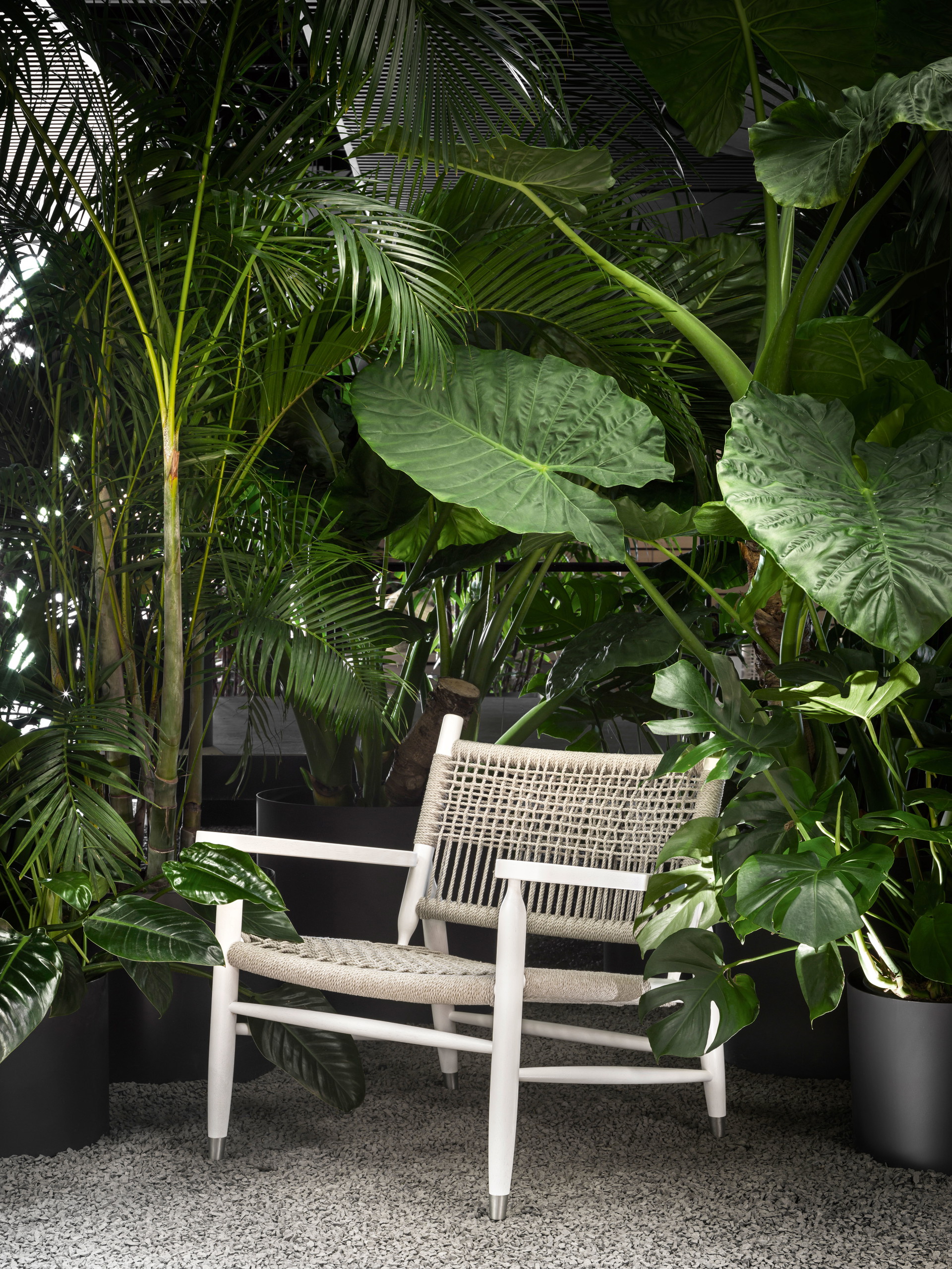 Design-Poesie: Designer Antonio Citterio sorgt dafür, dass man die letzten Sonnenstrahlen des ausgehenden Sommers so richtig stilvoll genießen kann. Die neue Flexform-Linie »Tessa Outdoor« bedient sich der Boho-Optik mit Hightech-Material: Eine robuste Polypropylenschnur wird in feinster Handarbeit zur Rückenlehne gewebt, das Gestell besteht aus Massivholz, das mit aufwendigen Steckverbindungen ausgeführt ist. In den kalten Monaten ist dieser Sessel auch ein absolutes It-Piece für den Wintergarten.