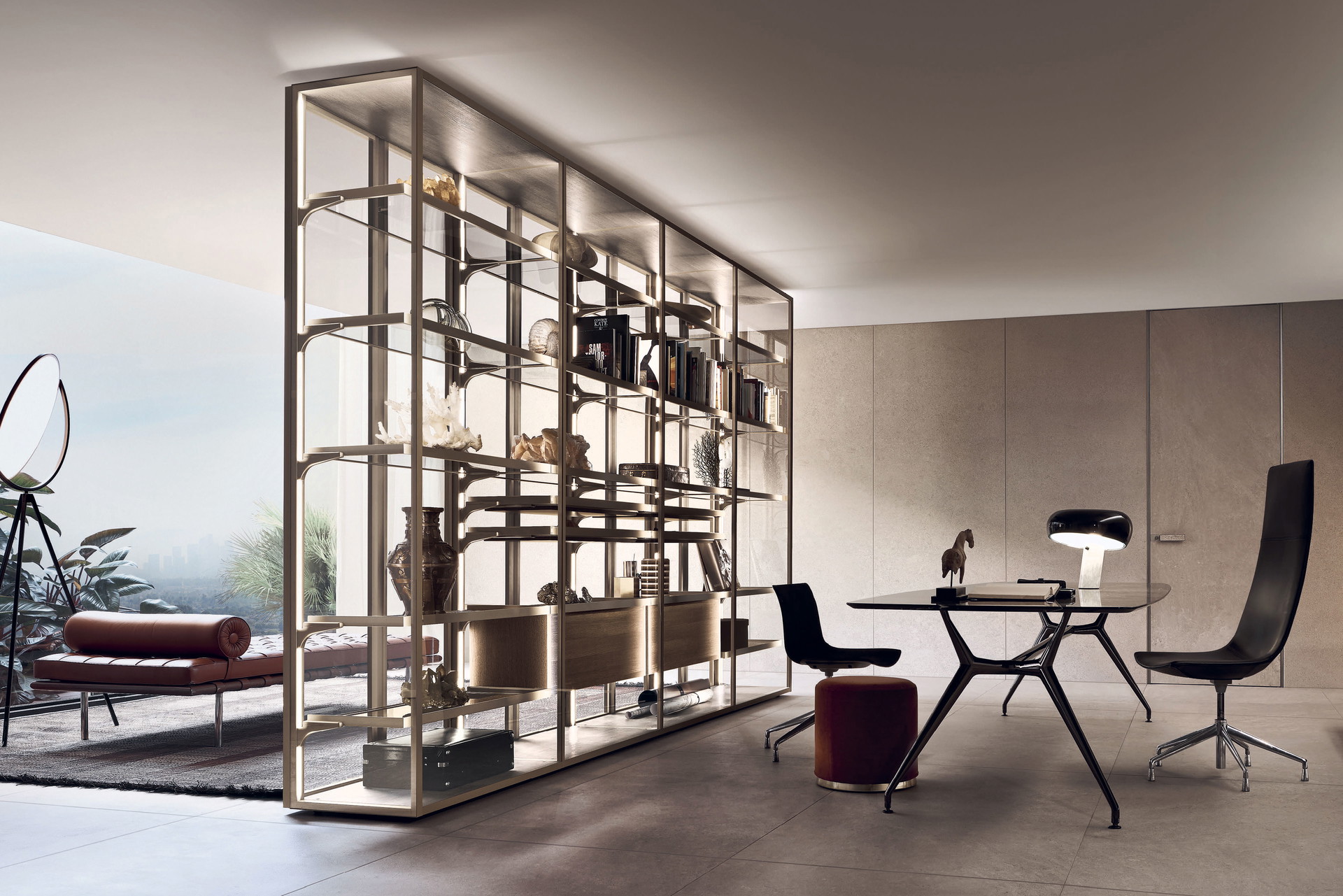 Work and Space: Warum sollte der Arbeitsplatz kein Seelenort sein? Wir geben zu: Dieses Set-up von Rimadesio lädt zum Tagträumen und Prokrastinieren ein – aber gute Pausen machen schließlich produktiv! Die Vitrine in der Mitte trennt den Arbeitsbereich von einer Lounge mit Ausblick räumlich ab, erlaubt aber vom Schreibtisch aus den Blick in die Ferne.