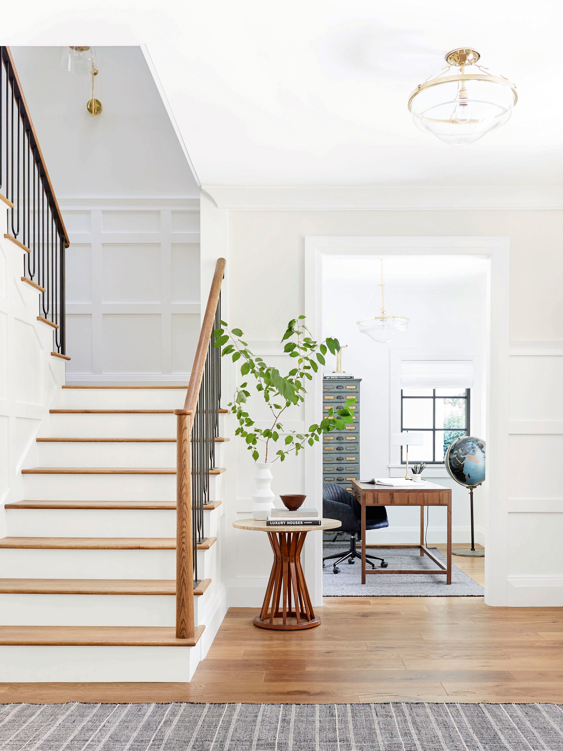 Very American: Das Entree ist wohl einer der am meisten vernachlässigten Räume, wenn es um perfektes Dekor geht. Interior-Designerin Emily Henderson zeigt in diesem Beispiel ihres »Portland Project«, worauf es bei der Gestaltung am meisten ankommt: einen guten ersten Eindruck! Die weiß getäfelten Wände und das reduzierte, in Holz gehaltene Interior wirken warm und einladend. Die offene Tür mit Blick ins Arbeitszimmer (und auf den Aktenschrank aus Metall) sorgt für einen zeitgenössischen Twist.&nbsp;