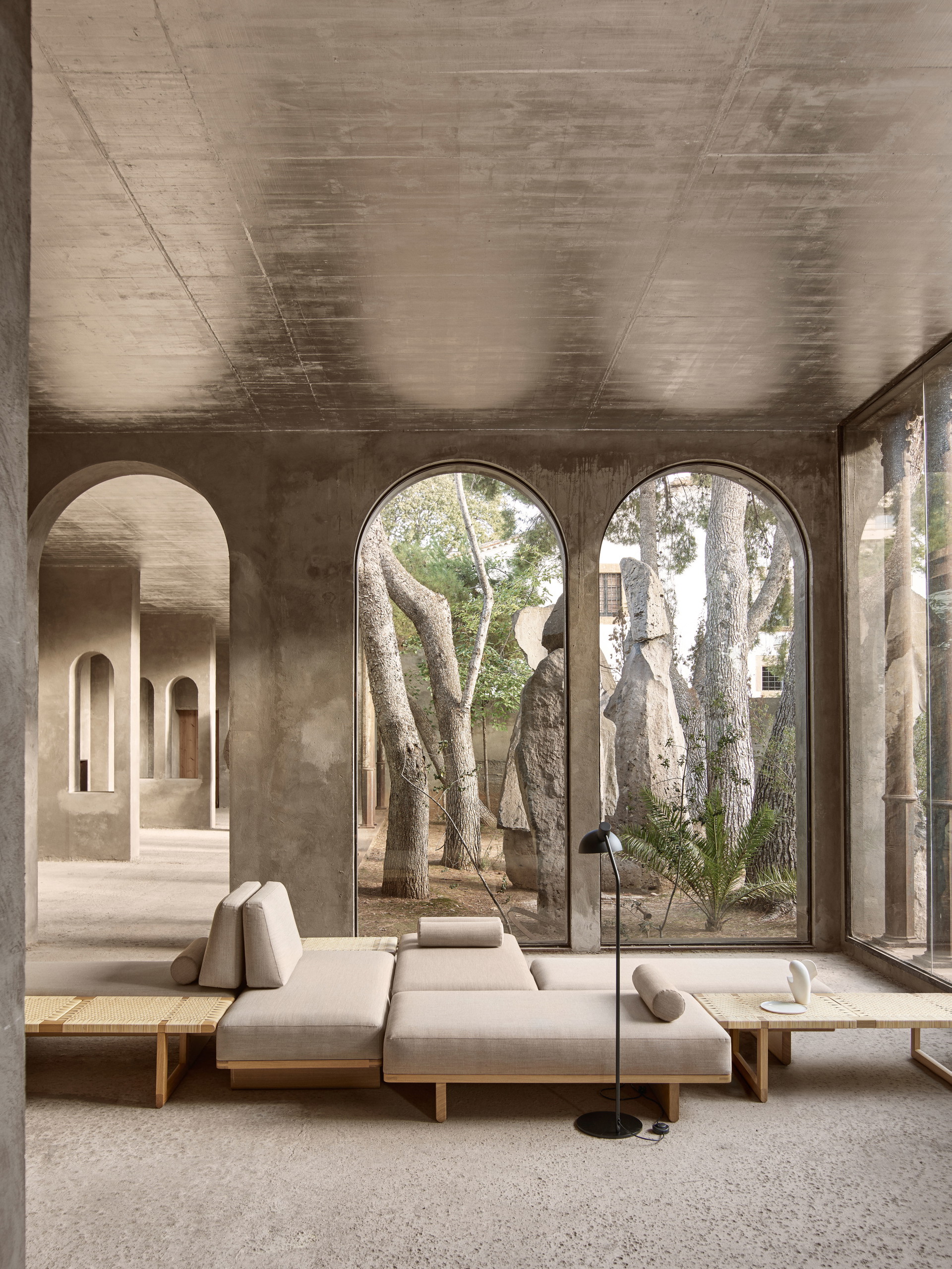 Ton in Ton:&nbsp;Børge Mogensens unglaubliches Gespür für harmonische Formen bestimmt diesen architektonischen Traum. Das Designhaus Carl Hansen &amp; Søn lässt bei der Gestaltung nichts unbedacht, sogar der Garten reflektiert sich farblich in den Innenräumen. Der modulare Aufbau der Daybeds erlaubt die Gestaltung einer riesigen Sitzlandschaft, die den Raum zentral dominiert.&nbsp;