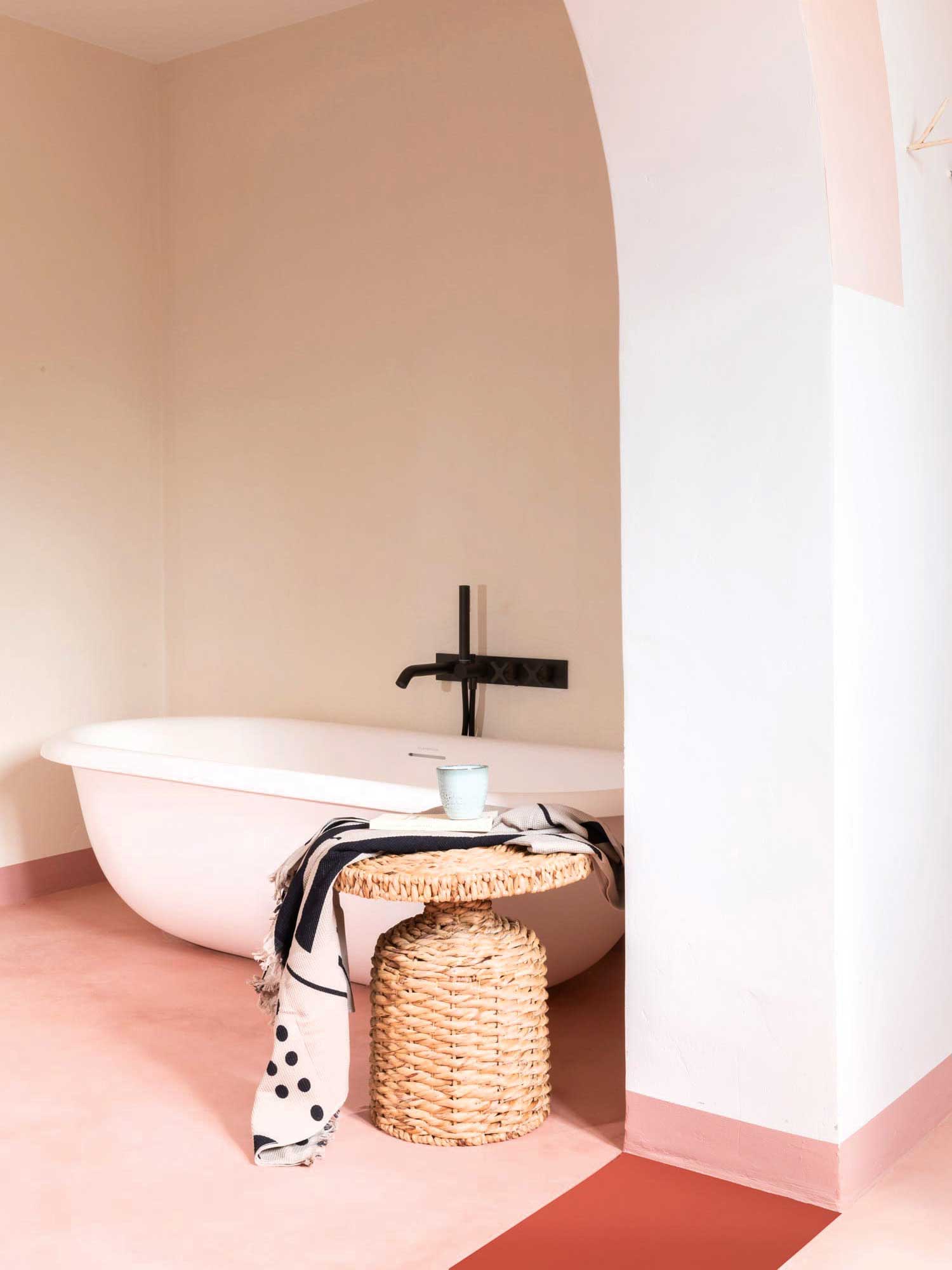 Details: Geometrische Formen wie Halbkreise und Colorblocking in frischen Pastelltönen finden sich im weißen Kalkstein-Komplex wieder. Dabei trifft Contemporary Design auf rustikale Baustoffe wie Stein und Holz.