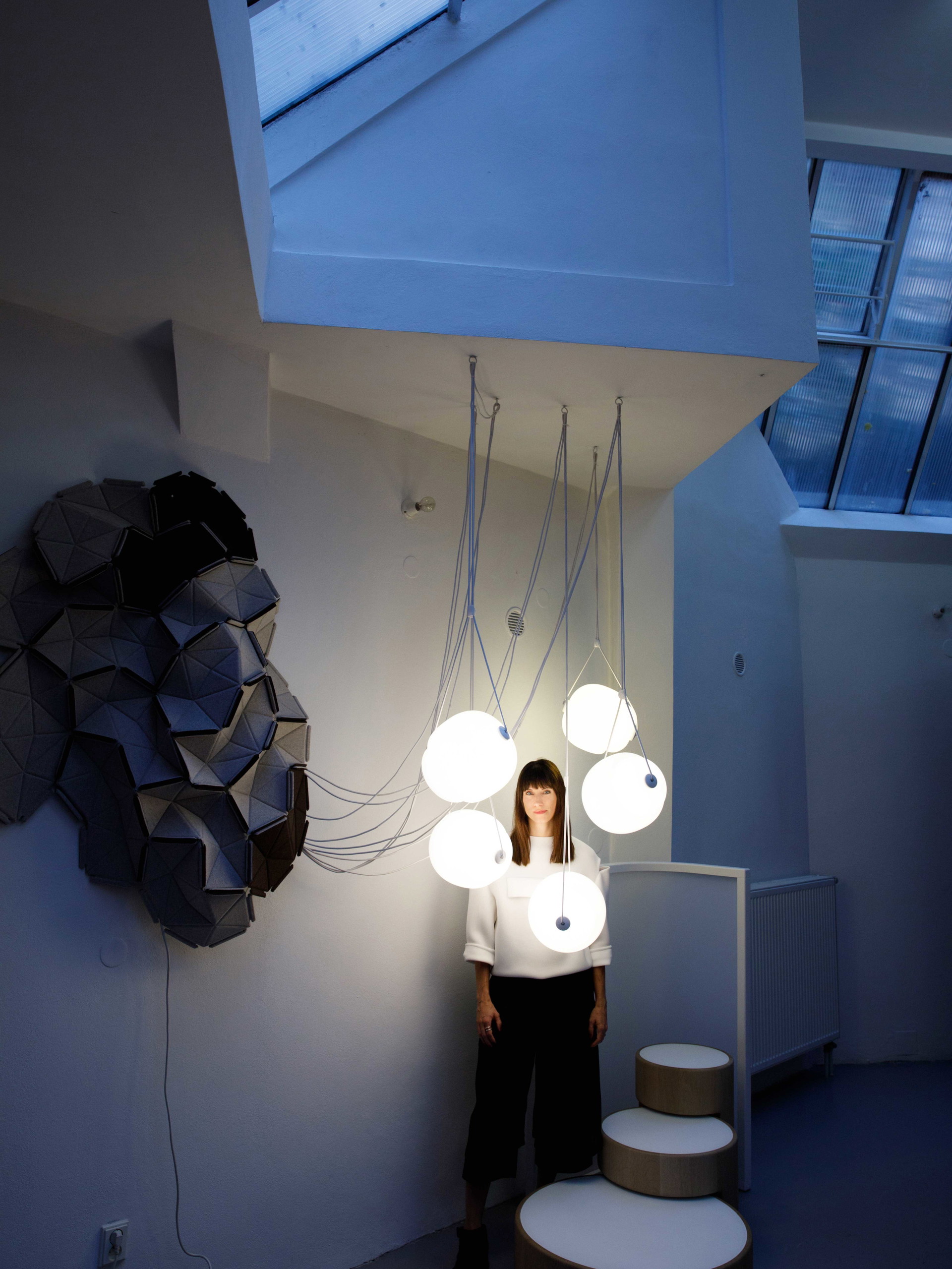 City Lights: Die Designerin Lucie Koldova, geboren in Prag, liebt Urbanität und Kunst. Über ihr zum Leuchten gebrachtes Lieblingsmaterial sagt sie: »Glas ist stark und zerbrechlich – genau wie ich.« luciekoldova.com
