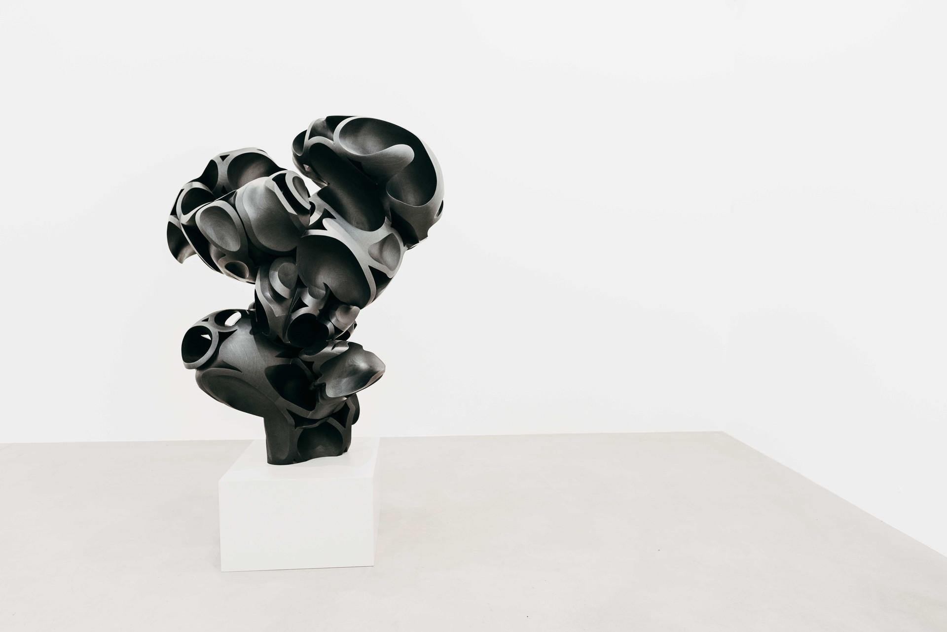 Inhabitants: Sculpture Unter diesem Titel zeigte Thaddaeus Ropac in der Salzburg Halle über den Sommer Skulpturen von Tony Cragg.