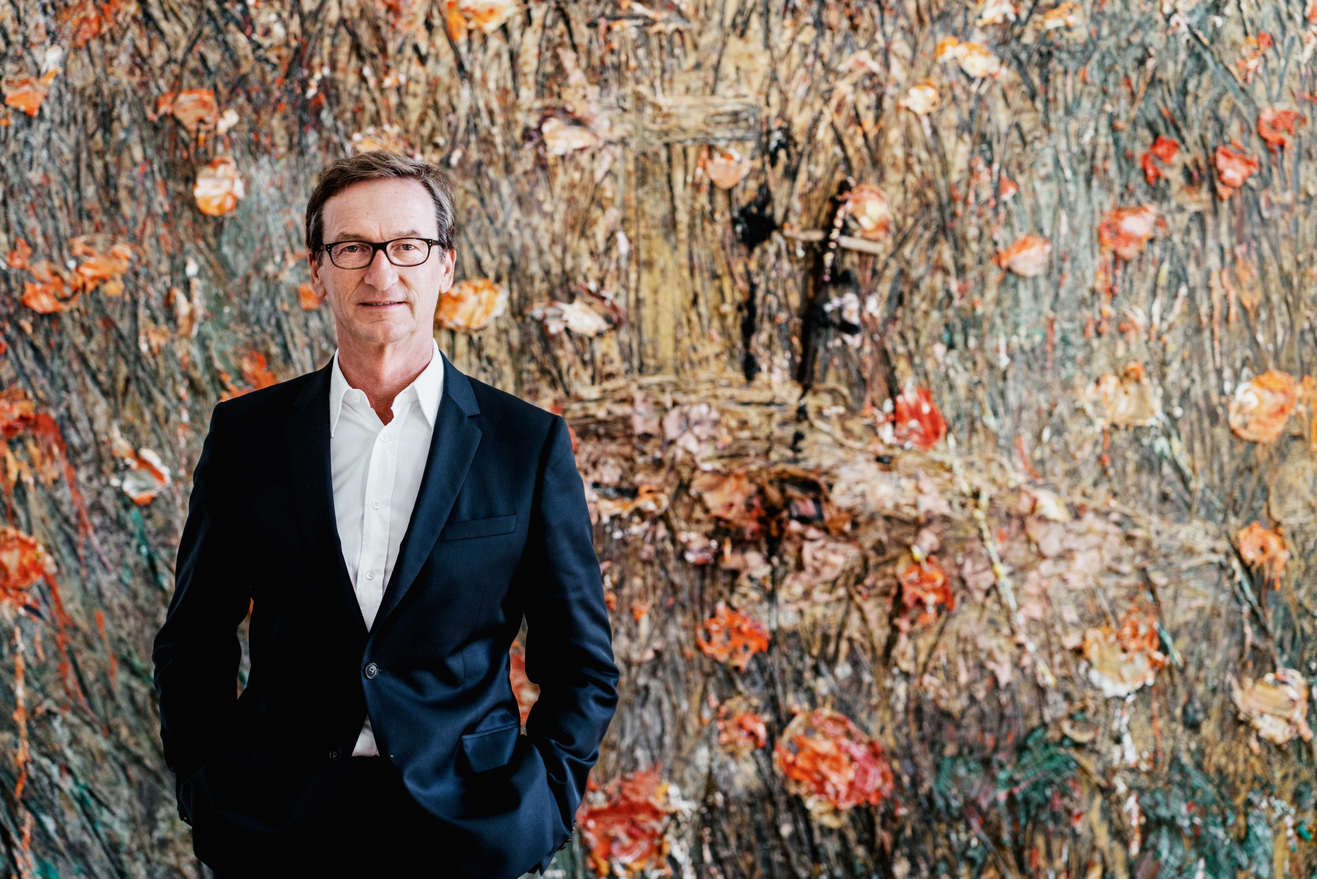 Galerist Thaddaeus Ropac während des LIVING-Shootings in seinem Salzburger Stammhaus, der Villa Kast am Mirabellplatz, vor dem Gemälde »Walther von der Vogelweide« (2020) des großen Anselm Kiefer, der im März seinen 75. Geburtstag beging.