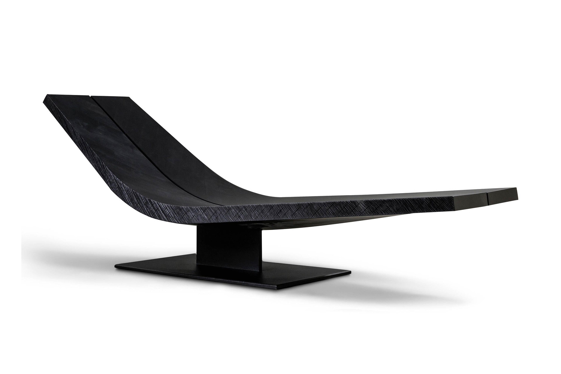 Black Beauty: Die solide Holz-Chaiselongue »Kalia« passt perfekt zum Japandi-Stil. Klare Formensprache trifft Funktionalität – und farblich passt es auch noch.