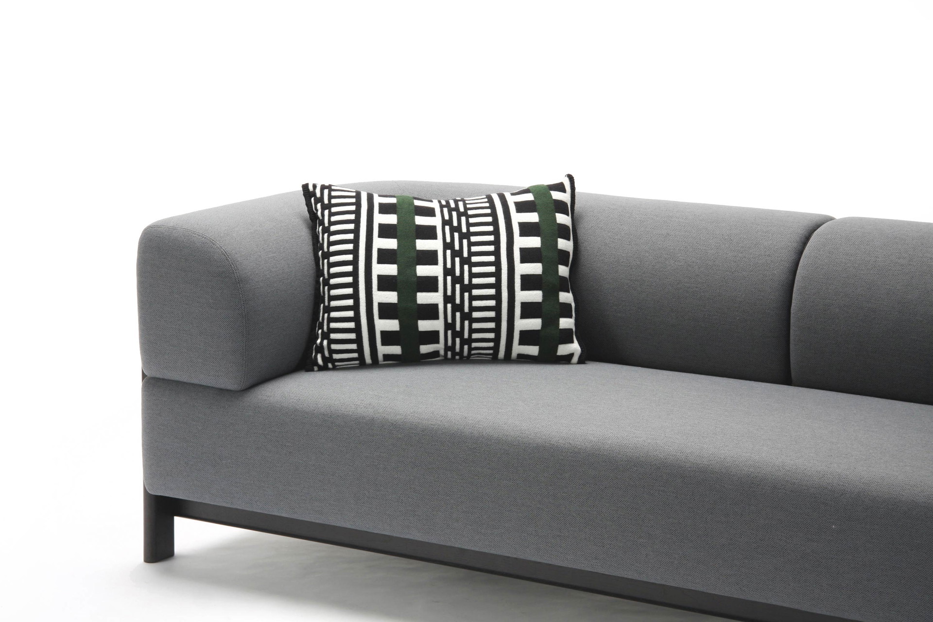 Tiefsitzer: Bodennahe Eleganz zeigt das formvollendete Sofa »Elephant« mit dem passenden Zierkissen »Stripes«.&nbsp; &nbsp;
