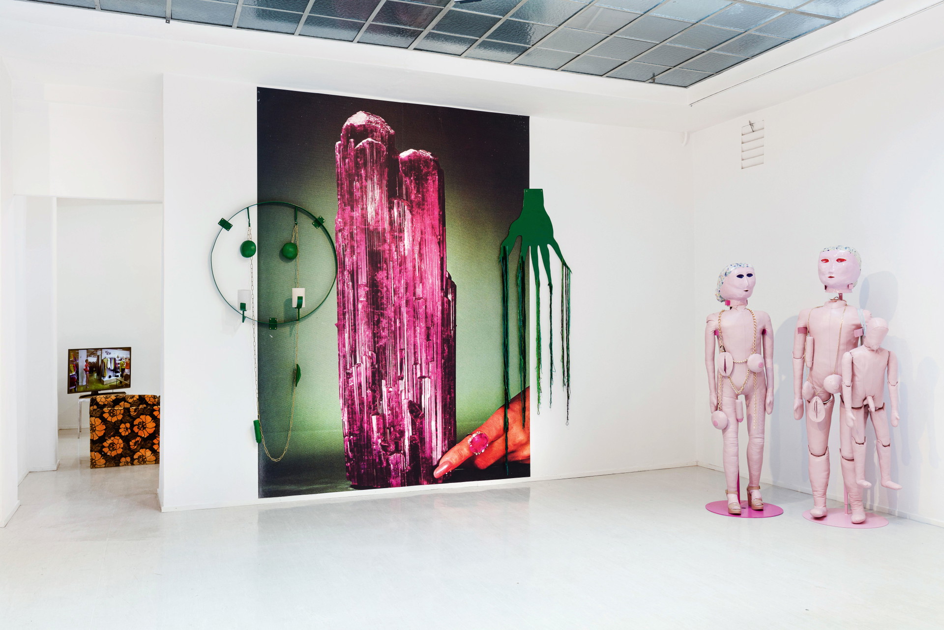 Puppenfamilie: Jakob Lena Knebl, hier mit »Ruth Anne« bei Georg Kargl, und Ashley Hans Scheirl vertreten Österreich 2021 bei der Biennale di Venezia.