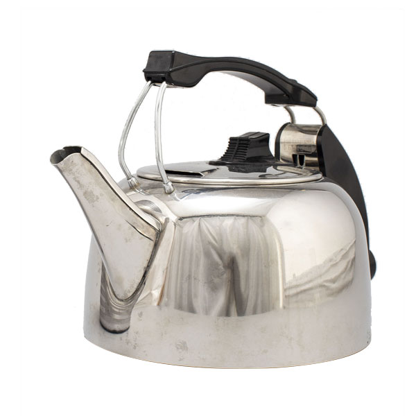 1955: Mit dem »K1« brachte der amerikanische Gerätehersteller Russell Hobbs den ersten Wasserkocher in Massenproduktion auf den Markt. Das Nachfolge- modell »K2« (links) wurde ein Bestseller, der sich jahrzehntelang in den Küchen der Welt halten sollte.