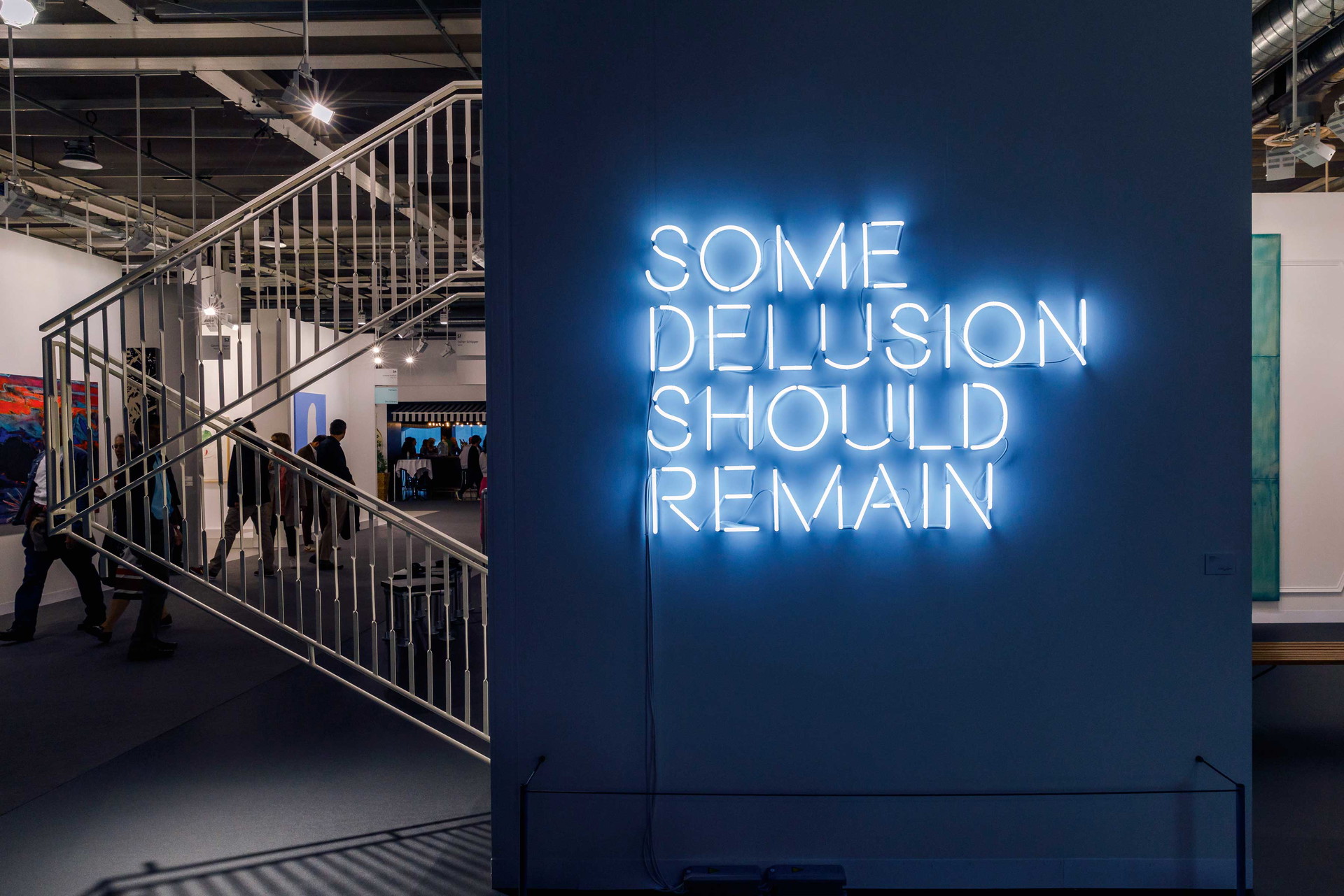 Täuschung:&nbsp;Auf der Art Basel 2019 waren die Täuschung, der Wahn noch ganz real greifbar: ein Schriftzug von Liam Gillick bei Galerie Esther Schipper.