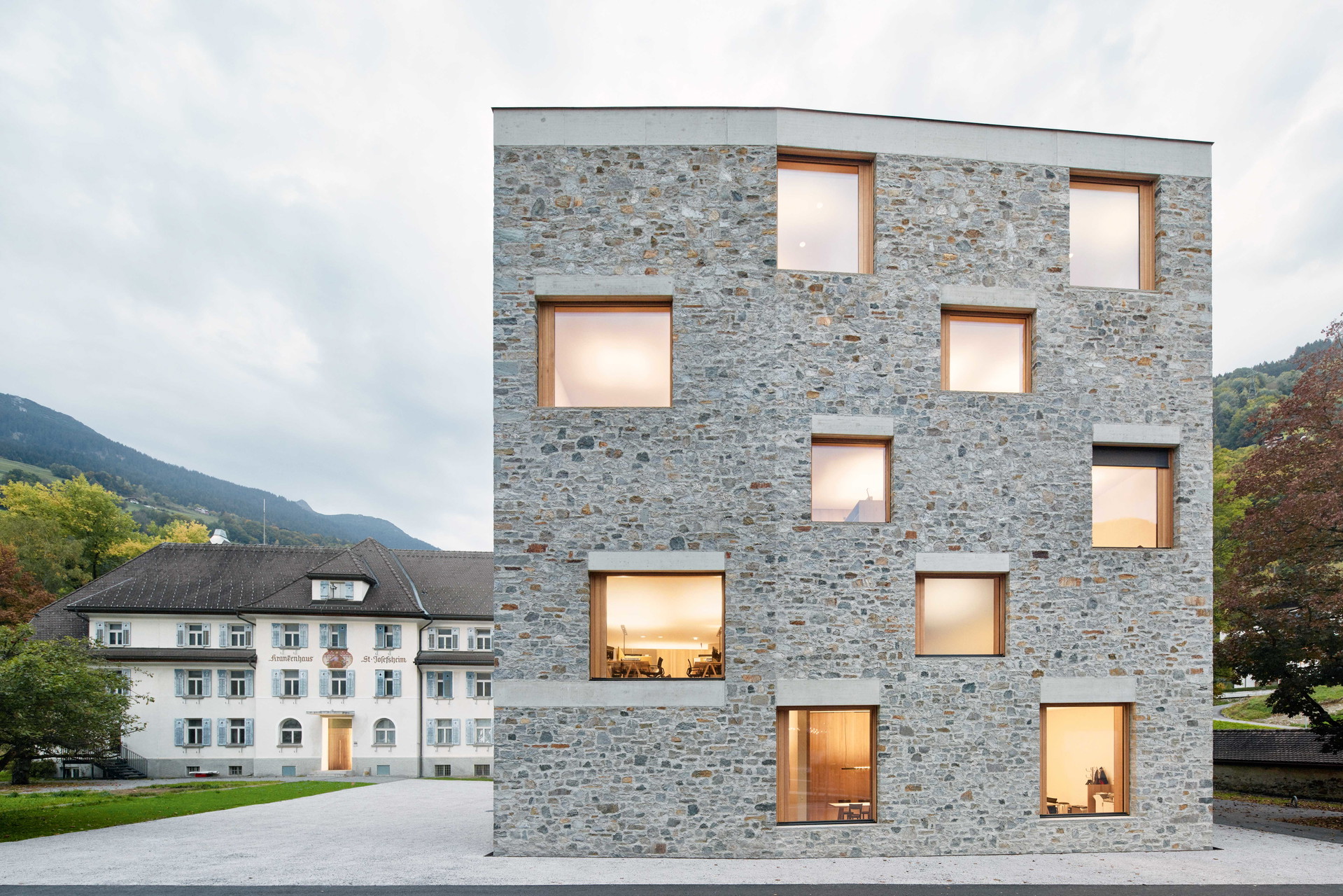 Alpinsportzentrum Montafon: Zeitlos und steinern steht das neue Alpinsportzentrum mitten im Ortskern von Schruns und verkörpert dauerhafte Wertigkeit anstatt touristischer Kulissenarchitektur.&nbsp;