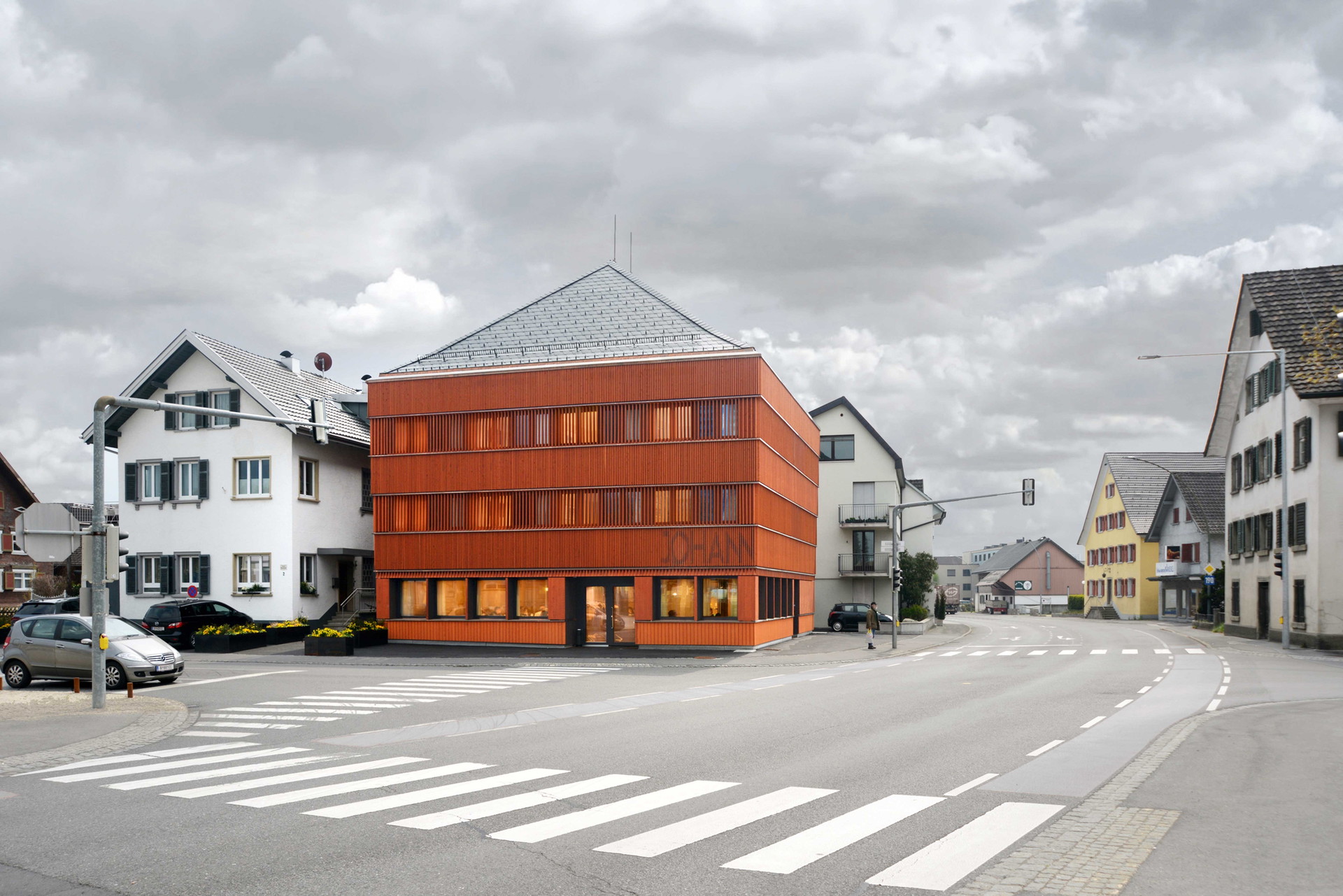 Hotel und Gasthaus Alter Markt: Wenn es ums ländliche Leben und Überleben geht, ist wenig wichtiger als ein Wirtshaus. Vertraut und doch zeitgemäß wie dieser Neubau von Ludescher + Lutz im Vorarlberger Ort Lauterach.