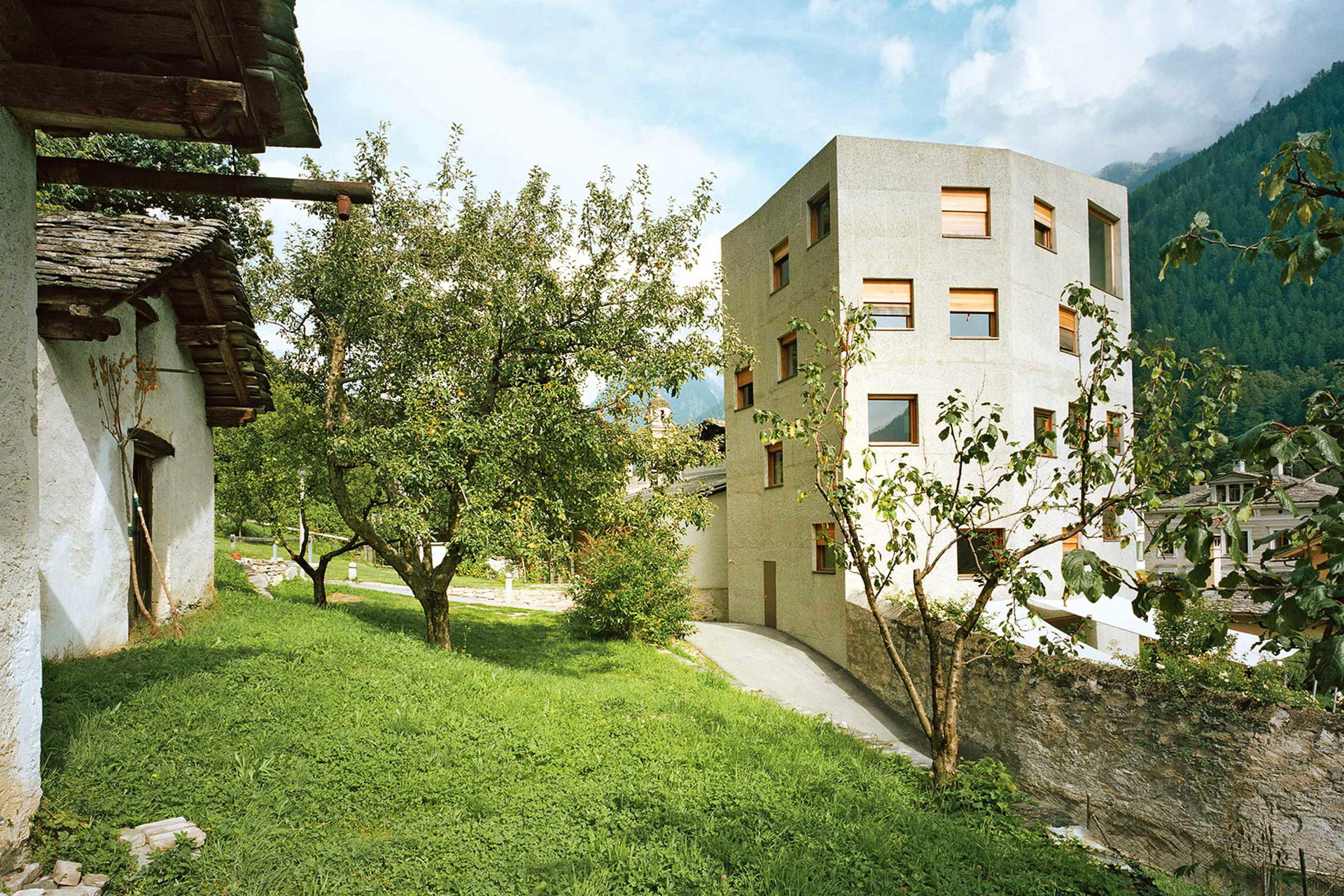 Villa Garbald: Eine Schatzkammer der Architektur­geschichte: In Castasegna im Engadin wurde eine Semper-Villa aus dem 19. Jahrhundert durch ein Seminar­zentrum ergänzt, das wie ein Fels in der Wiese steht.