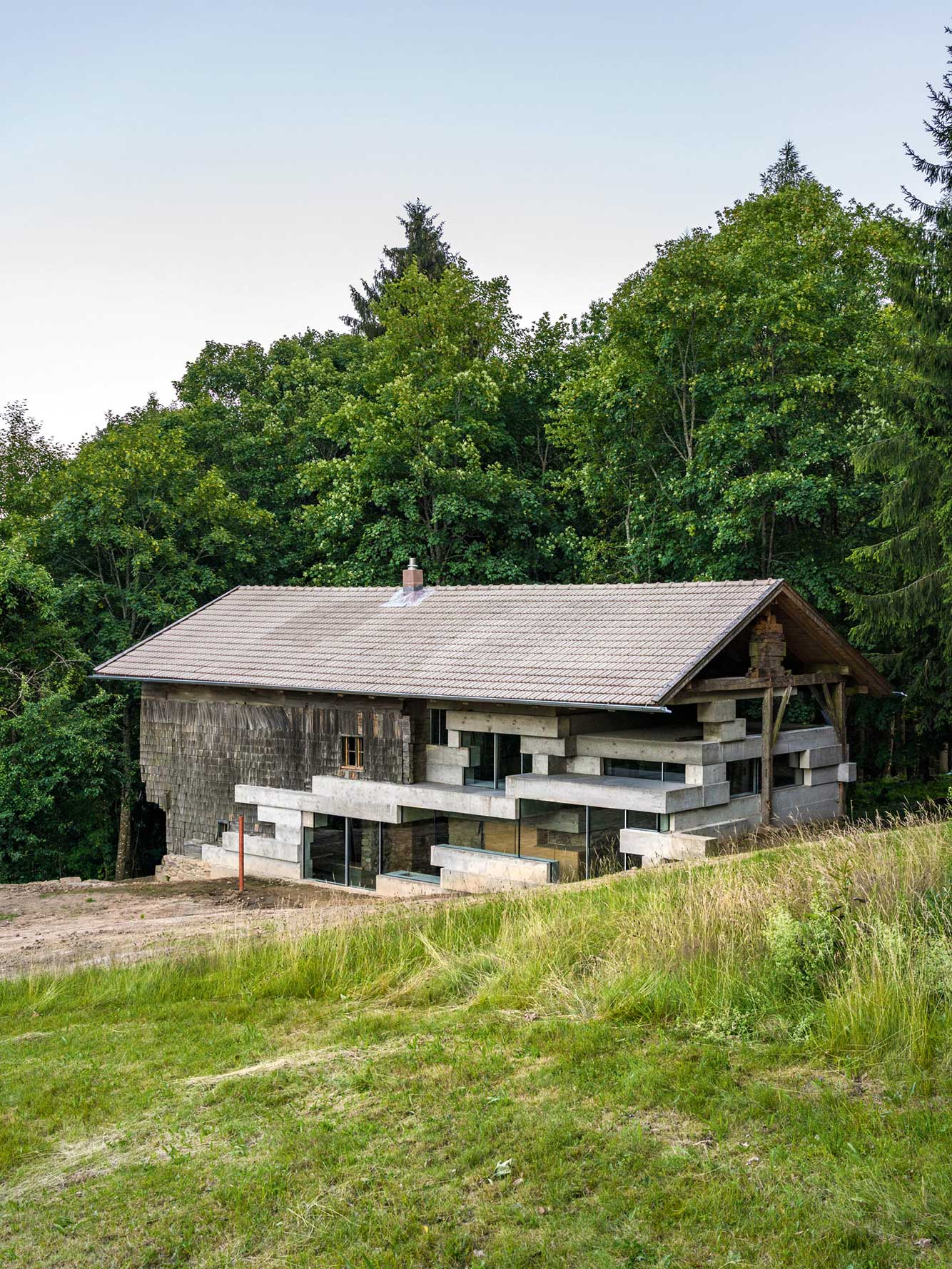 Haus am Schedlberg, Deutschland: Mit Wille und Wucht ging Architekt Peter Haimerl hier die Renovierung eines baufälligen Bauernhauses an: Holz, Gemäuer und Beton werden zu einem rauen Ensemble jenseits von heiler Heidi-Welt.&nbsp;