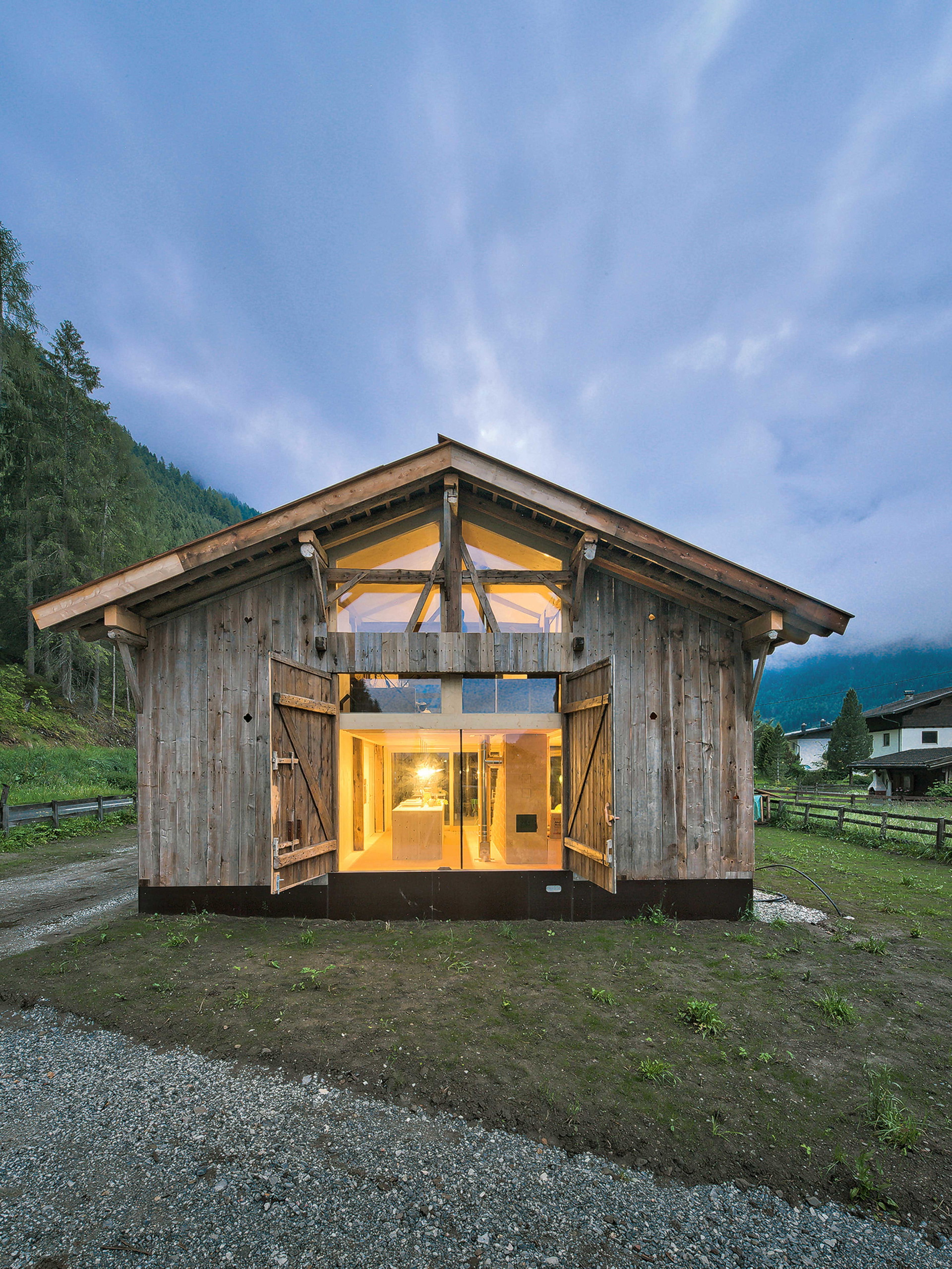 Heim statt Heu: Einen 100 Jahre alten leer stehenden Stadel in Neustift im Stubaital ließ sich eine Familie von Madritsch Pfurtscheller Architekten zum Wohnhaus umfunktio­nieren. Von außen fast unverändert, von innen ein behagliches Raumwunder.