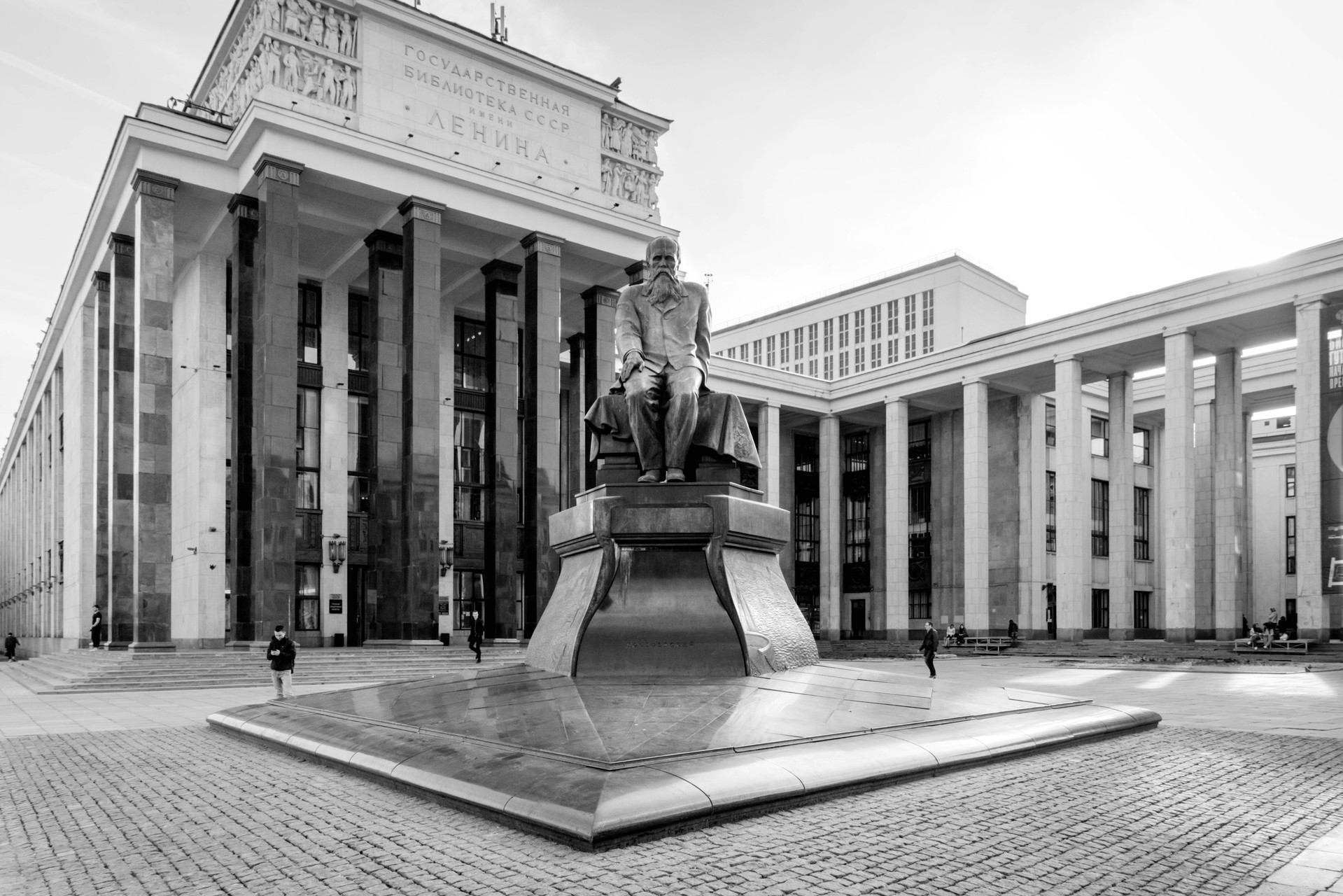 Russische Staatsbibliothek (Lenin-Bibliothek): Wladimir A. Schtschuko, Wladimir Helfreich, 1930–41 »Spröde und majestätisch; der provokativste Bau der Stalin-Ära. Art déco trifft hier aufs Dritte Reich. Das Archiv war lange Zeit nur für Universitätsabsolventen zugänglich.«