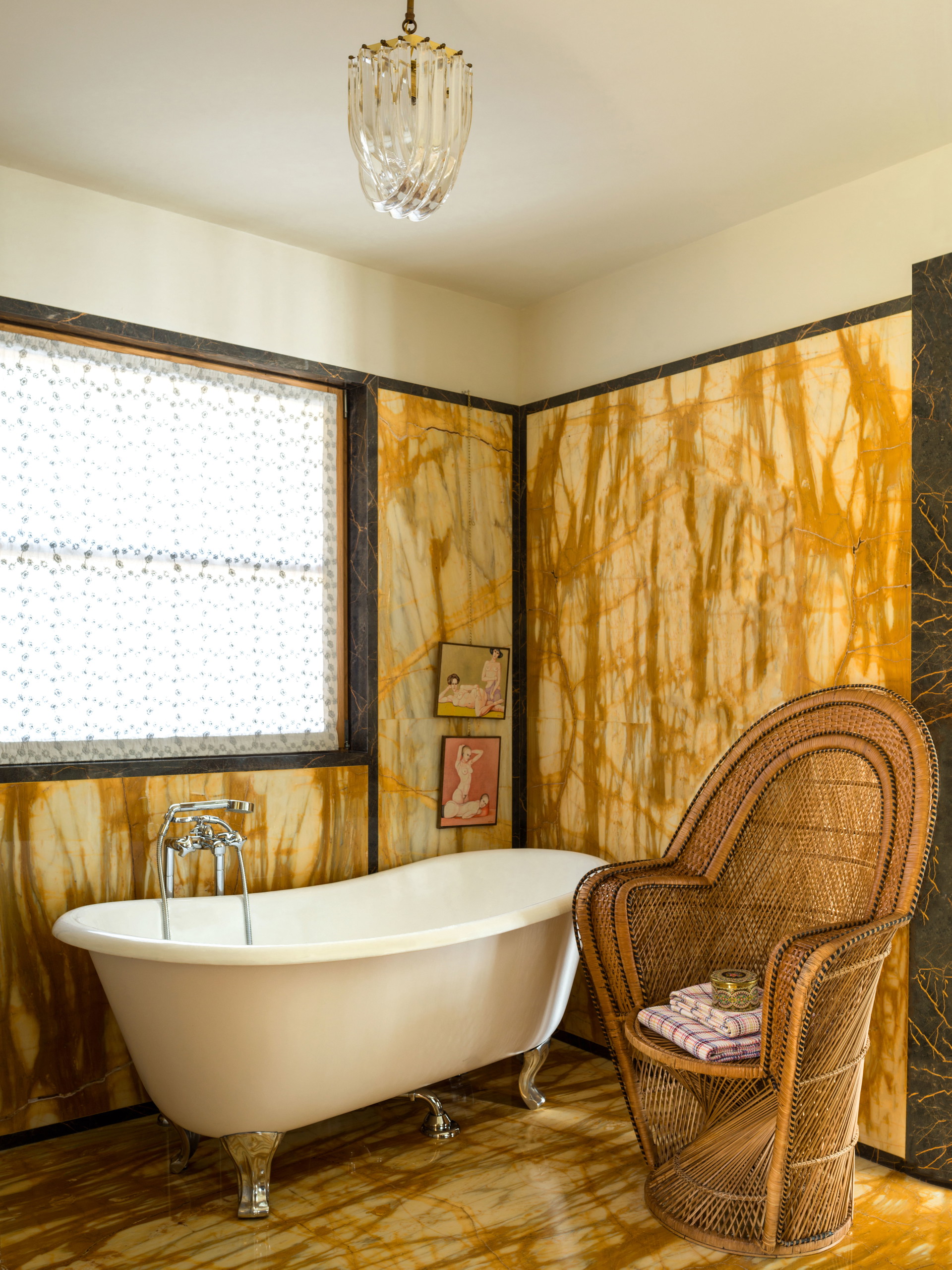 Il Bagno: Margheritas Badezimmer ist mit Giallo-Siena-Marmor verkleidet. Admiral-Badewanne von Devon &amp; Devon und antiker Korbstuhl aus der Brüsseler Galerie Via Antica.