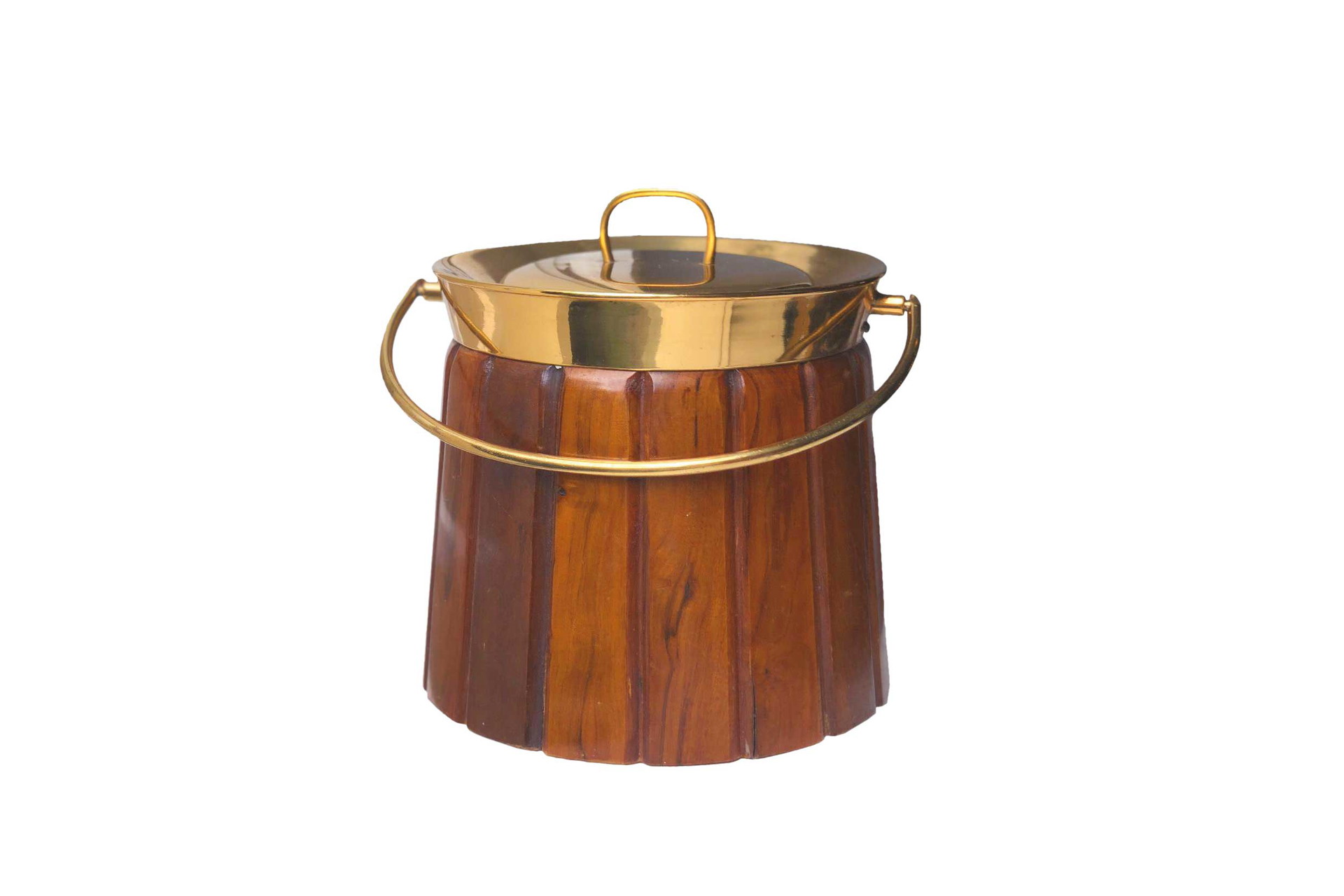 Vintage-Eiskühler: »Ich arbeite gerne mit Vintage-Accessoires wie diesem holz­ummantelten Eiskühler mit goldenem Deckel. Derartige Accessoires geben eine individuelle Note.«