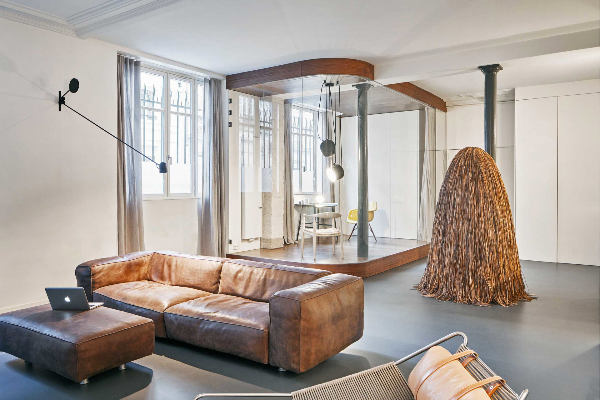 Loft aus Glas und Walnuss, Paris: In diesem historischen Loft, das sich über zwei Geschoße erstreckt, regiert der Raumfluss. Sämtliche neu hinzugefügten Elemente bestehen streng komponiert aus Glas und Walnussholz – so auch die kleine Raumbox in der Ecke des Lofts. »Großzügiges Wohnen ist eine schöne Sache«, sagt Benjamin Clarens, Partner bei CUT Architectures, »aber manchmal möchte man doch ungestört sein. Dazu gibt es diese Glasbox mit verschließbarem Vorhang.«