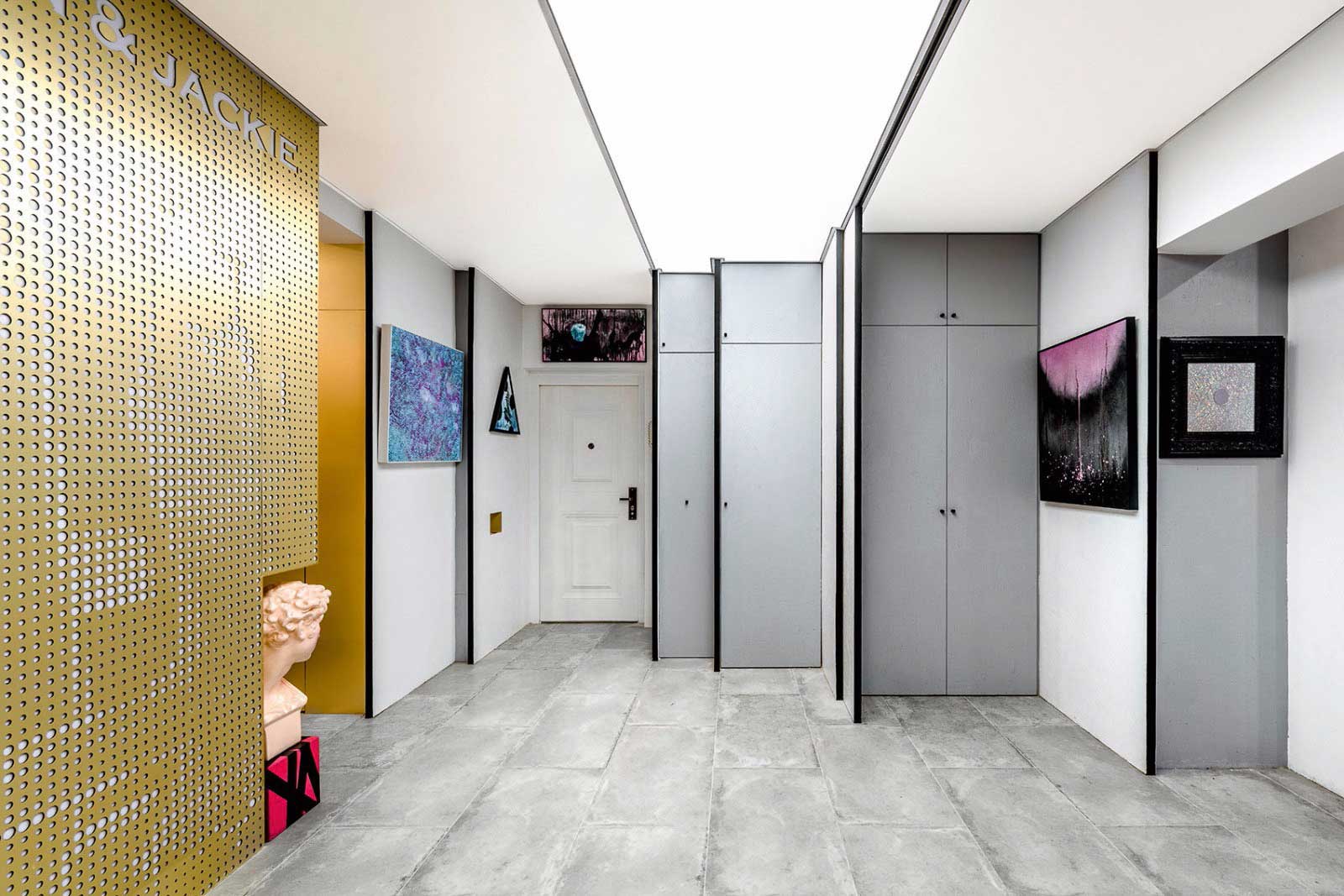 Wohnen mit Schubkraft, Schanghai: Diese Wohnung für ein Künstlerpaar in Schanghai geizt nicht mit Schiebetüren und Schiebewänden! Das ungewöhnliche Appartement birgt reichlich viele Raumkonstellationen. Hintergrund der sportlichen Angelegenheit: Die Schiebewände dienen auch als Hängeflächen für großformatige Bilder und Gemälde, und so mutiert die Wohnung in kürzester Zeit zu einer kleinen, privaten Kunstgalerie.