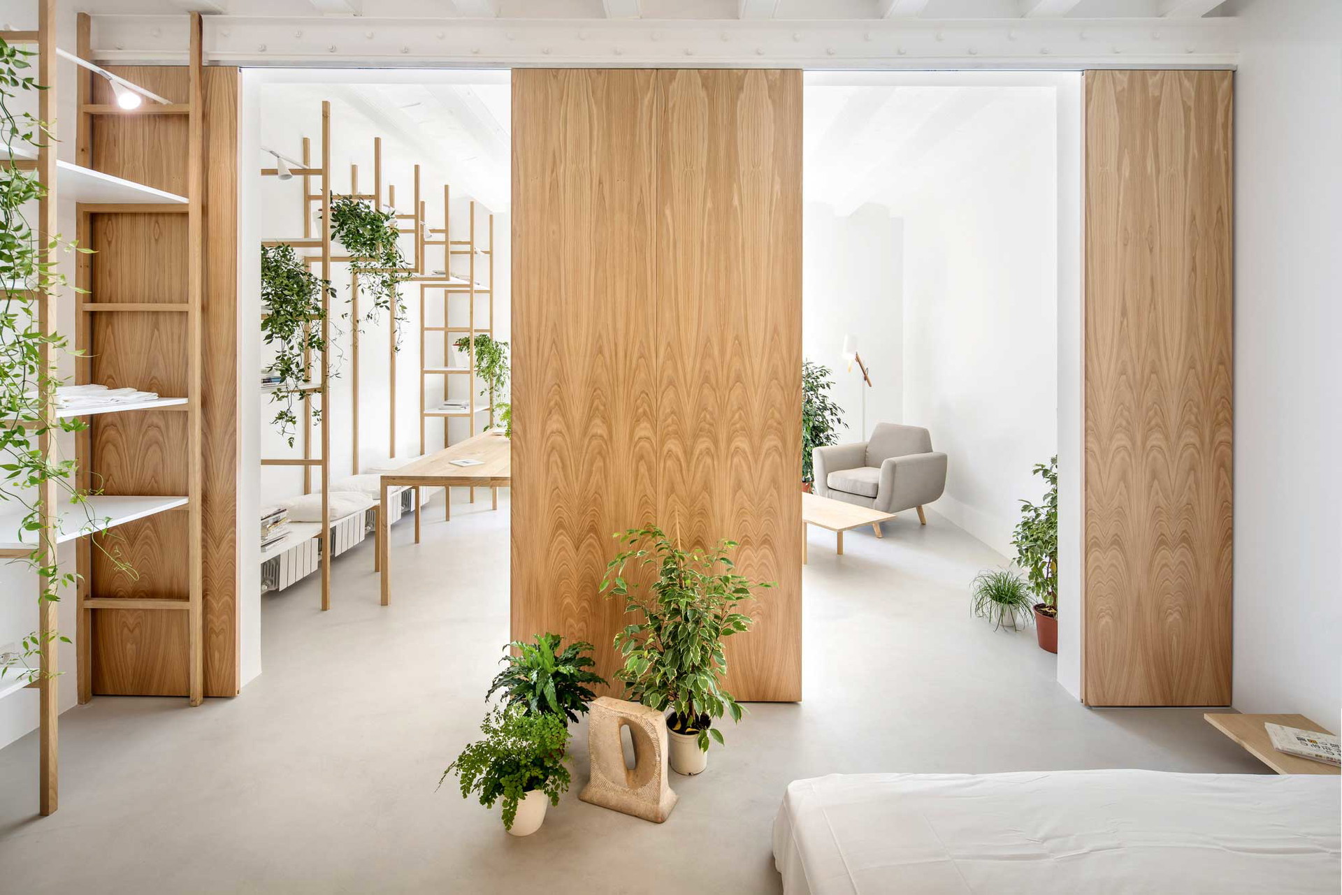 Sant Antoni Lofts, Barcelona: Schon auf den ersten Blick fällt auf, dass der katalanische Architekt Roman Izquierdo Bouldstridge einige Jahre in Japan gewohnt und gearbeitet hat. Die von ihm geplanten Lofts in Sant Antoni orientieren sich an der Wohnkultur in Nippon und bieten großzügige, loftartige Räume. Bei Bedarf jedoch lassen sich die Wohnungen mit wenigen Handgriffen zu kleinen Wohnboxen umfunktionieren. Das Kastanienholz für die Schiebetüren stammt aus Galicien in Nordspanien.