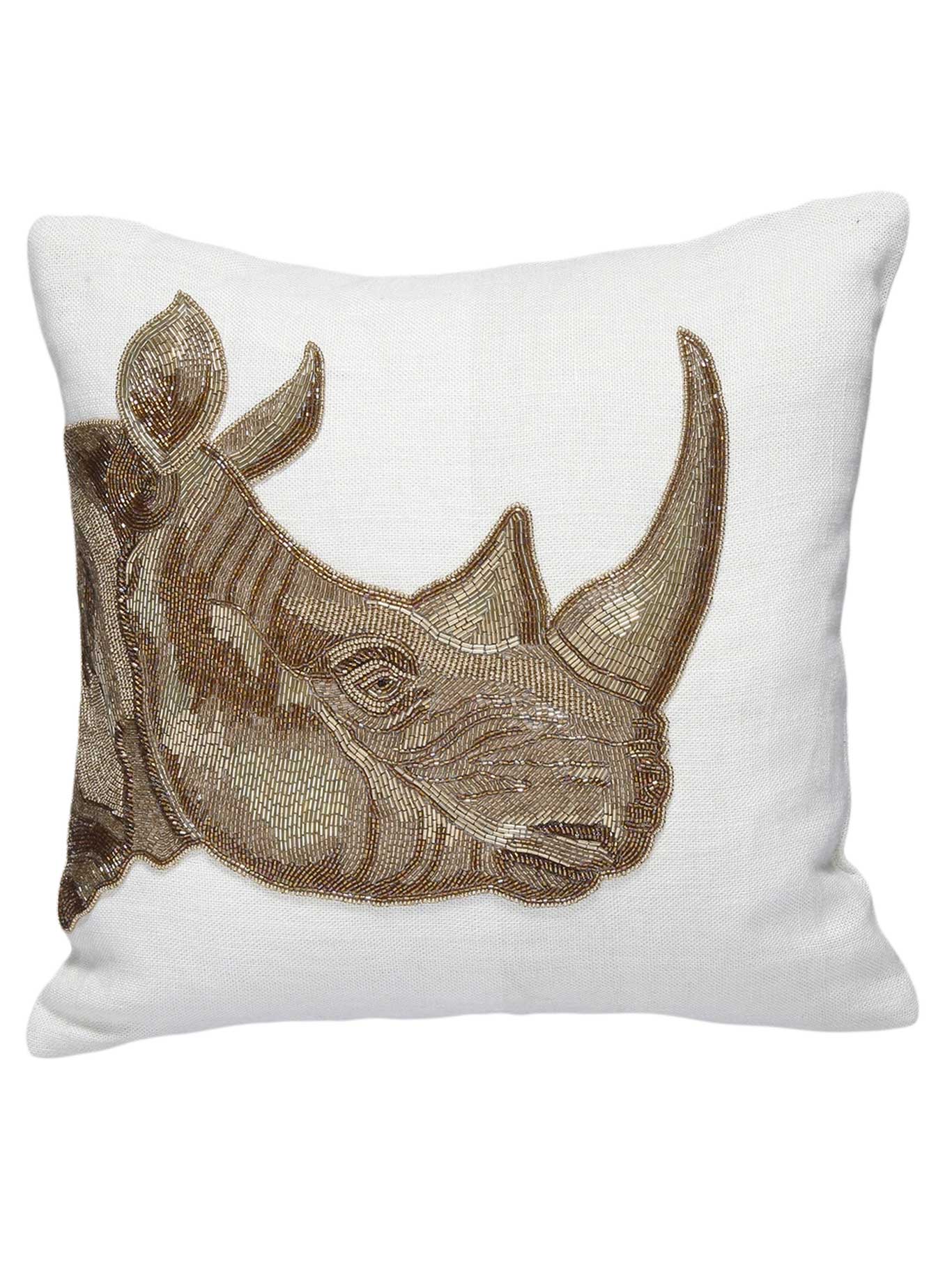 Wild Thing: Auch Jonathan Adler nimmt sich diese Saison der Natur­faser an und greift zu weißem Leinen. Die goldene Paillettenbestickung sorgt für einen Touch Glamour.