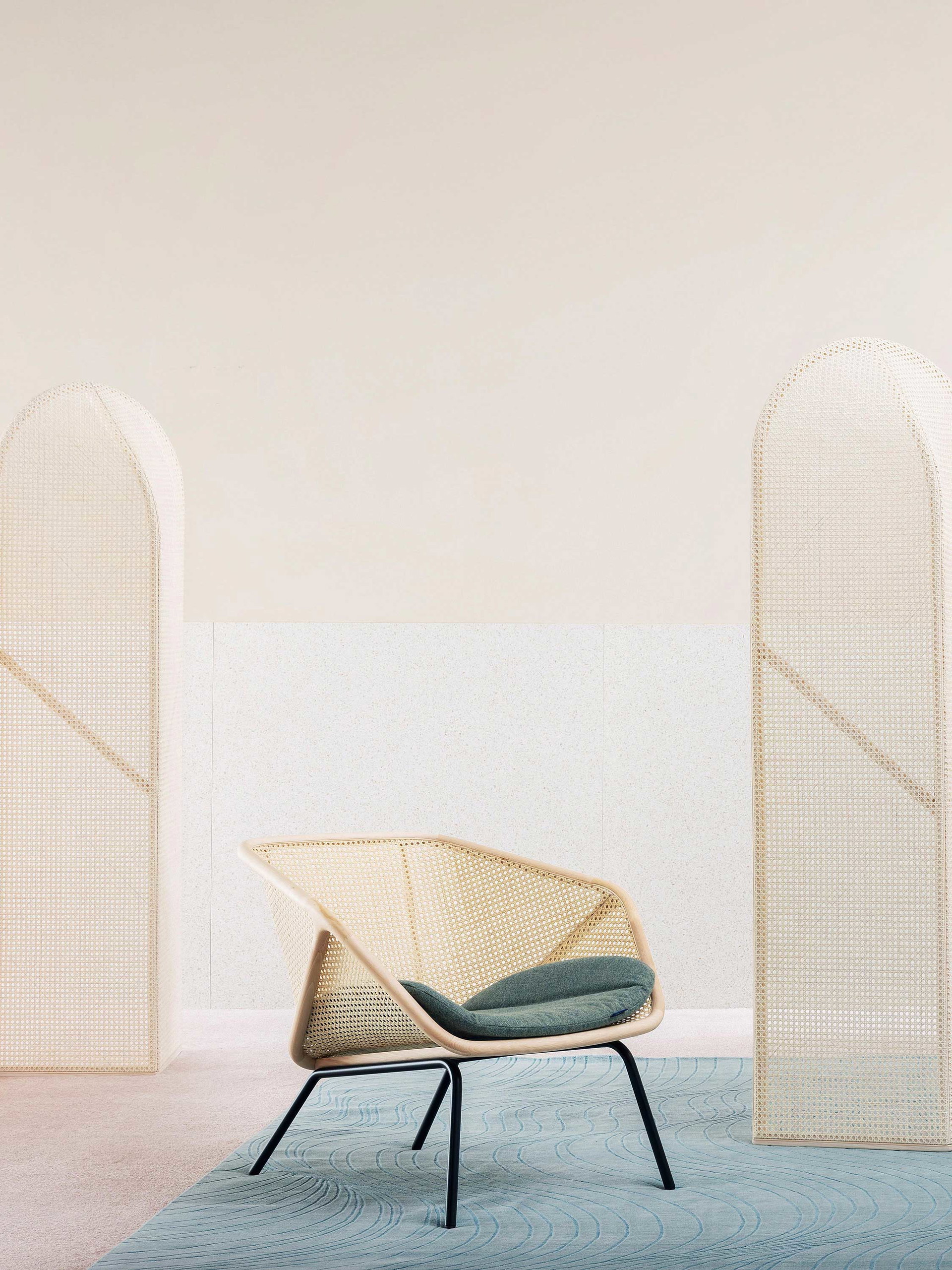 Wishlist! Wir bekommen nicht genug vom Wiener Geflecht! Der sanfte Holzrahmen wird in dieser Variante des »Colony Armchairs« mit schwarz lackierten Metallfüßen gebrochen.&nbsp;
