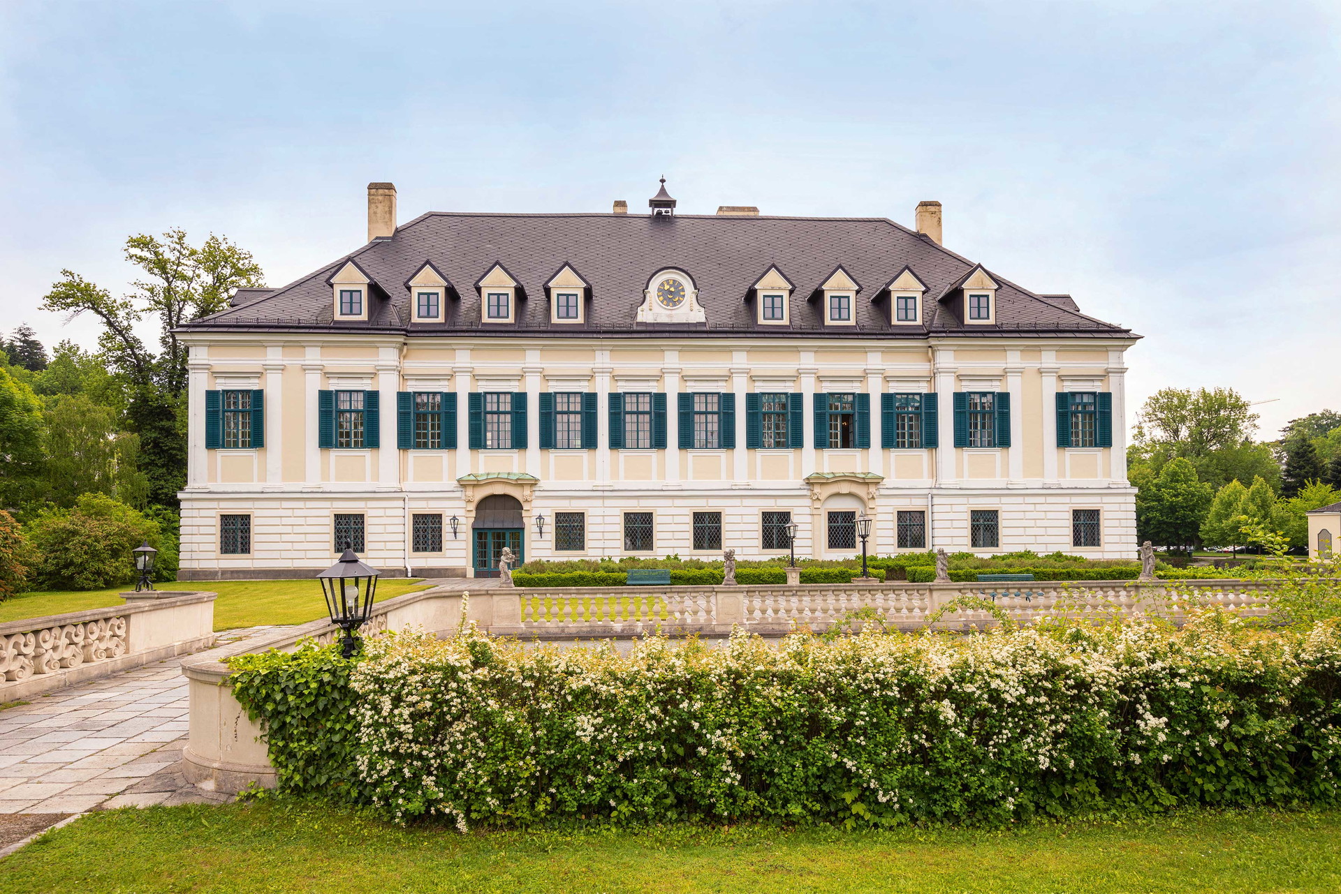Wasserschloss mit prachtvollem Park: Selbst in Wien gibt es noch Schlösser, die wie ein Relikt aus einer anderen Zeit in der Großstadt stehen. hendrichrealestate.com