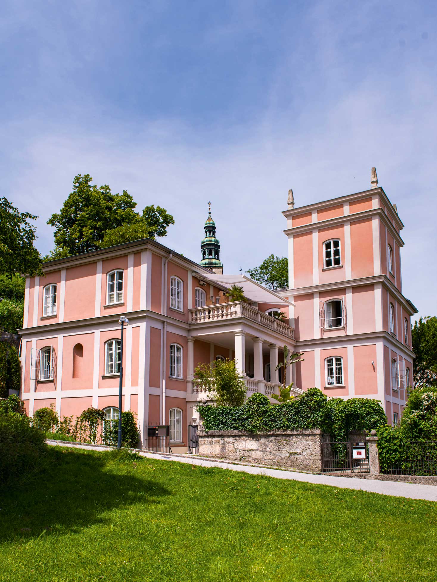Firmensitz Marlies Muhr:&nbsp;Auch »schlossähnliche« Villen erfreuen sich großer Beliebtheit. Sie sind weniger kostenintensiv und versprühen ebenfalls ein außergewöhnliches Flair. muhr-immobilien.com