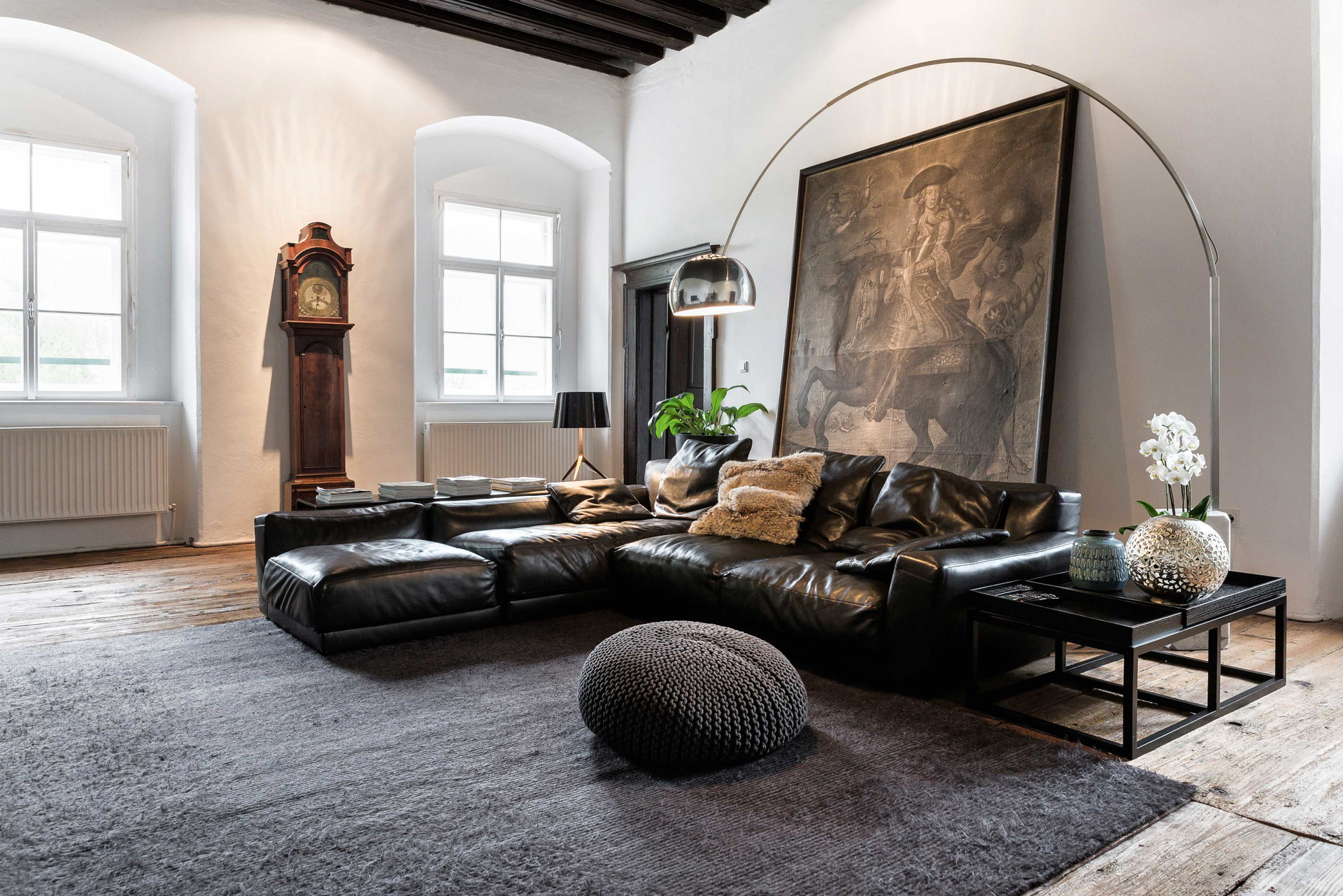 Wohnsalon in Schloss Mühldorf: Gemütlichkeit pur durch Traditionelles. Das Interieur eines Schlosses ist für sein Flair genauso ausschlaggebend wie für den Preis. hendrichrealestate.com
